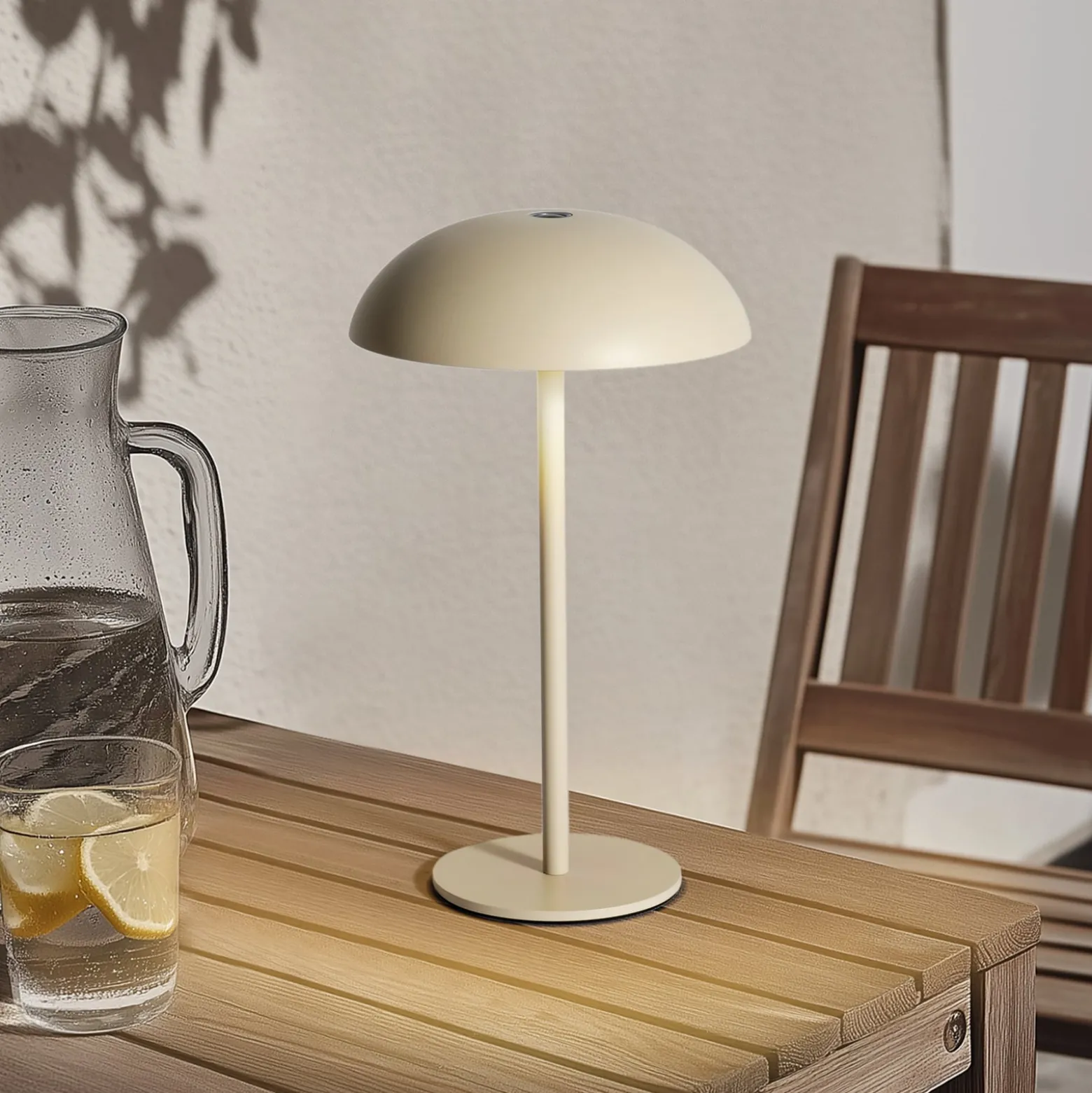 Arcchio LED-Akkutischleuchte Thenra, beige, Wandhalterung