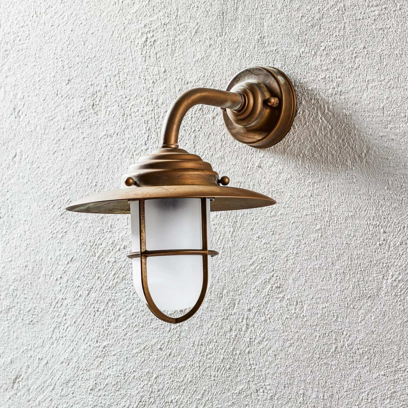 Außenwandleuchte Antique mit Gitter, Glas matt