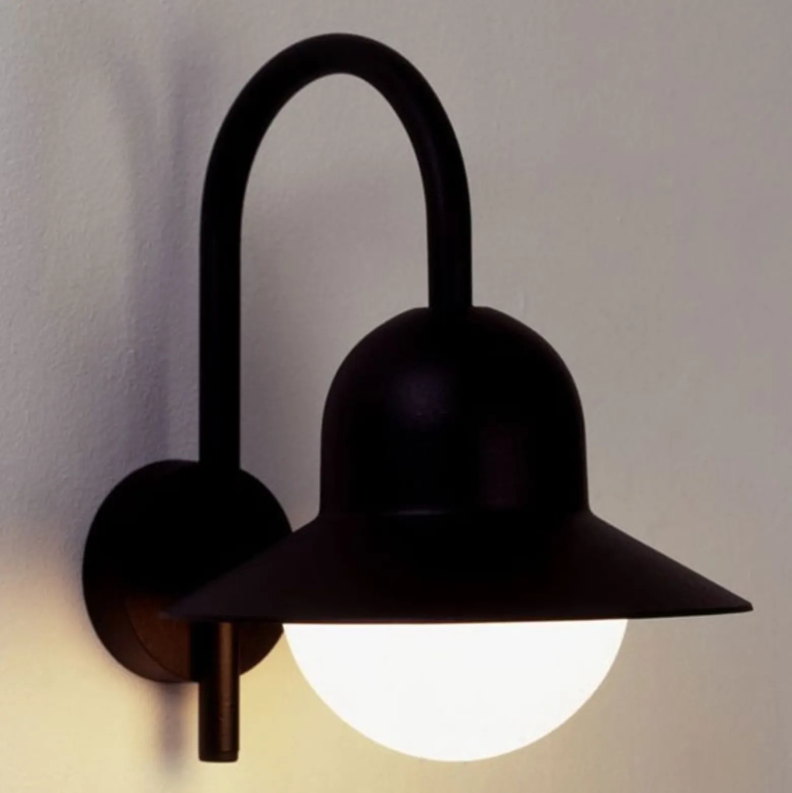 Außenwandleuchte 183 in schlichter Form, schwarz