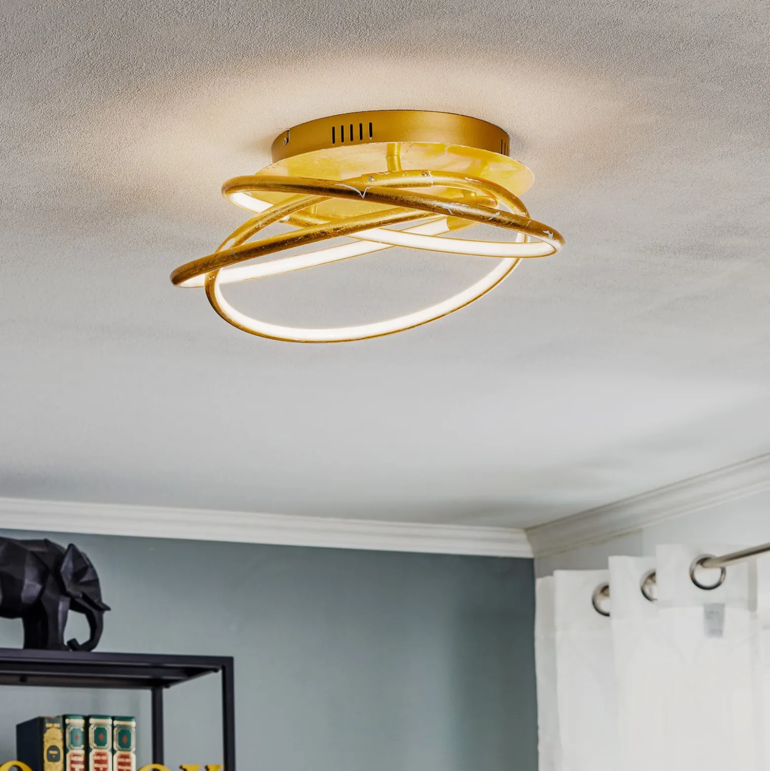 Barna - eine golden gestaltete LED-Deckenlampe