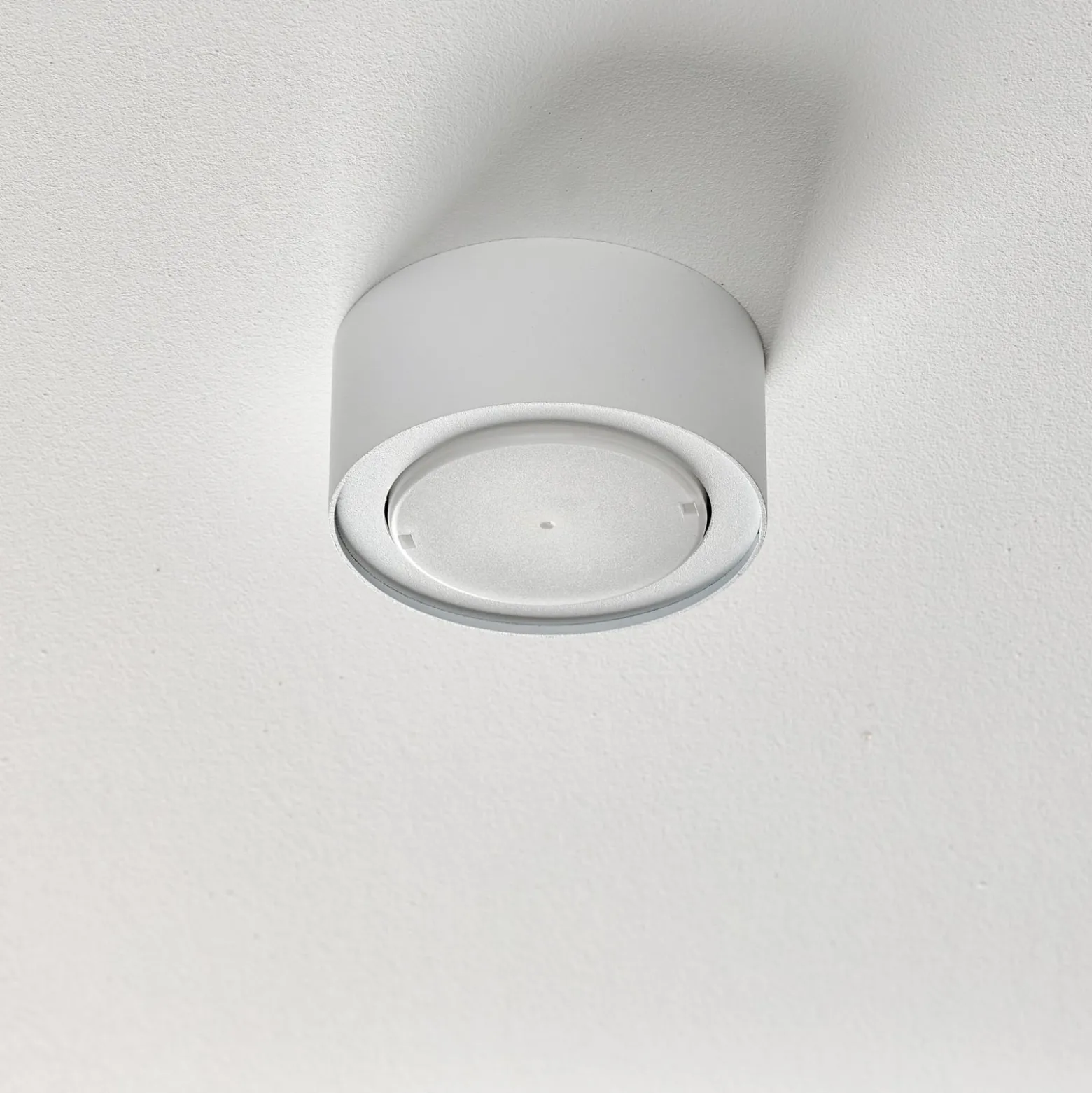 Deckenspot Flea aus Stahl, weiß