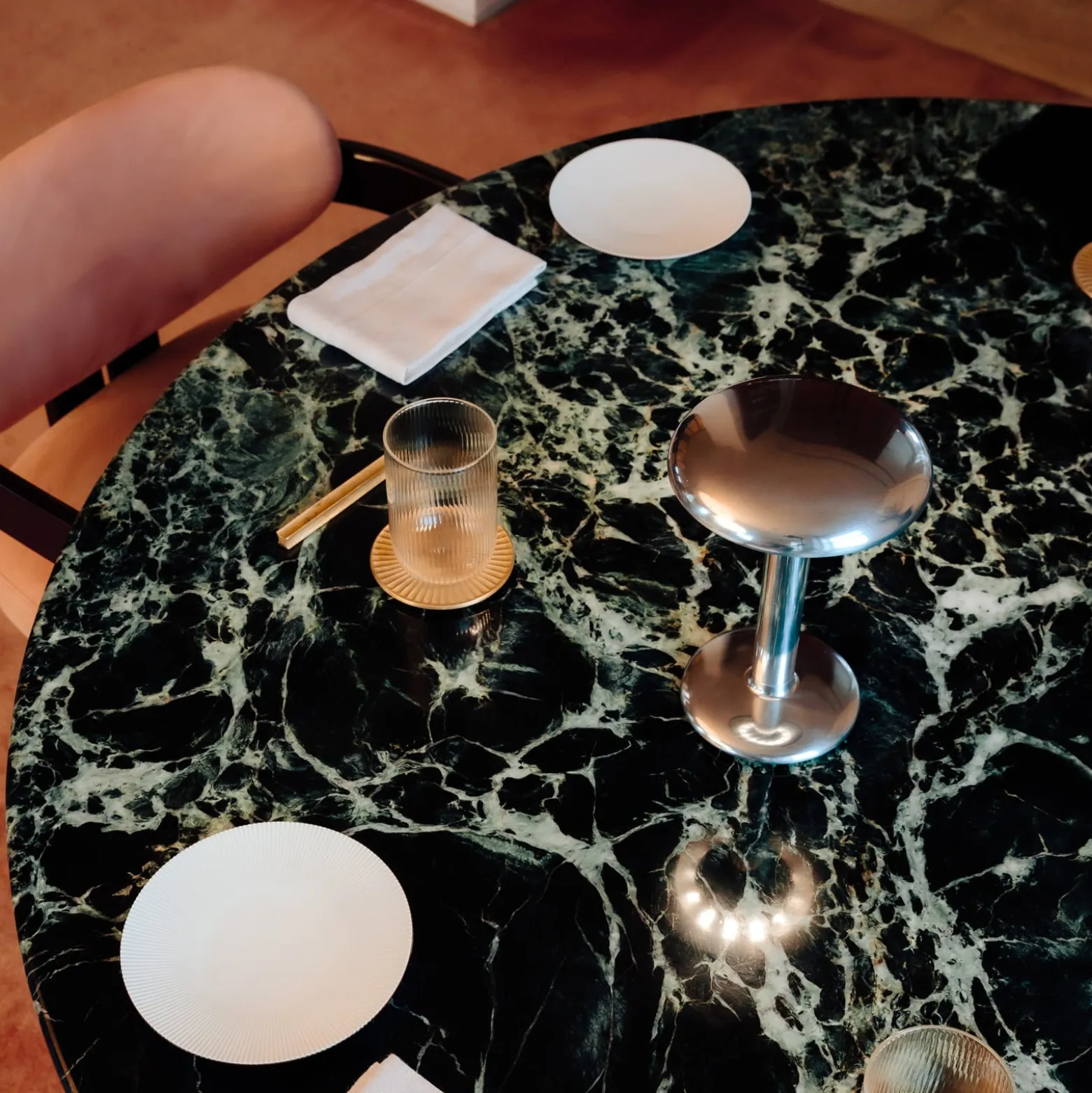 FLOS Gustave LED-Tischleuchte, Akku 927 silber