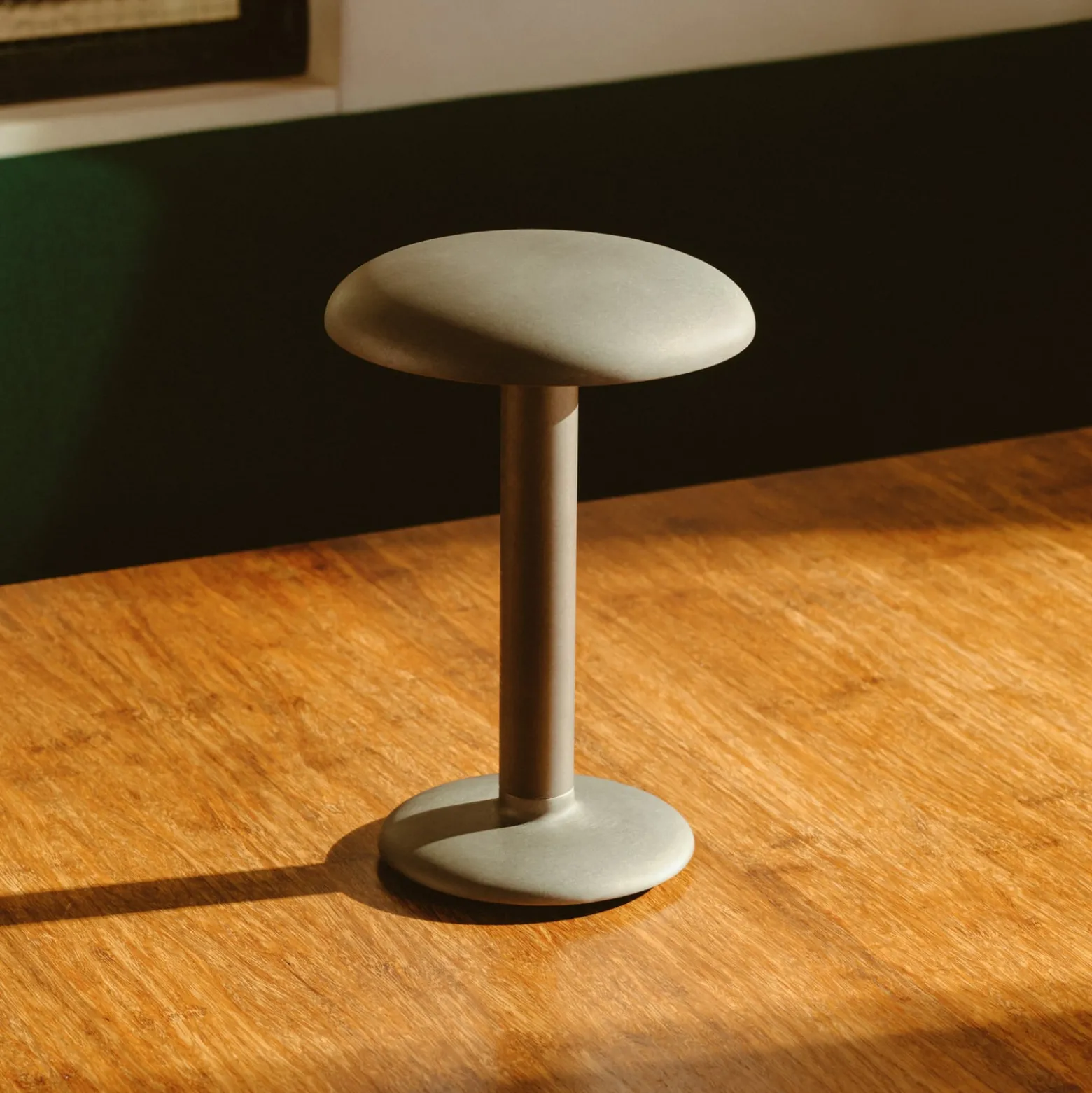 FLOS Gustave LED-Tischleuchte, Akku 927 aluminium