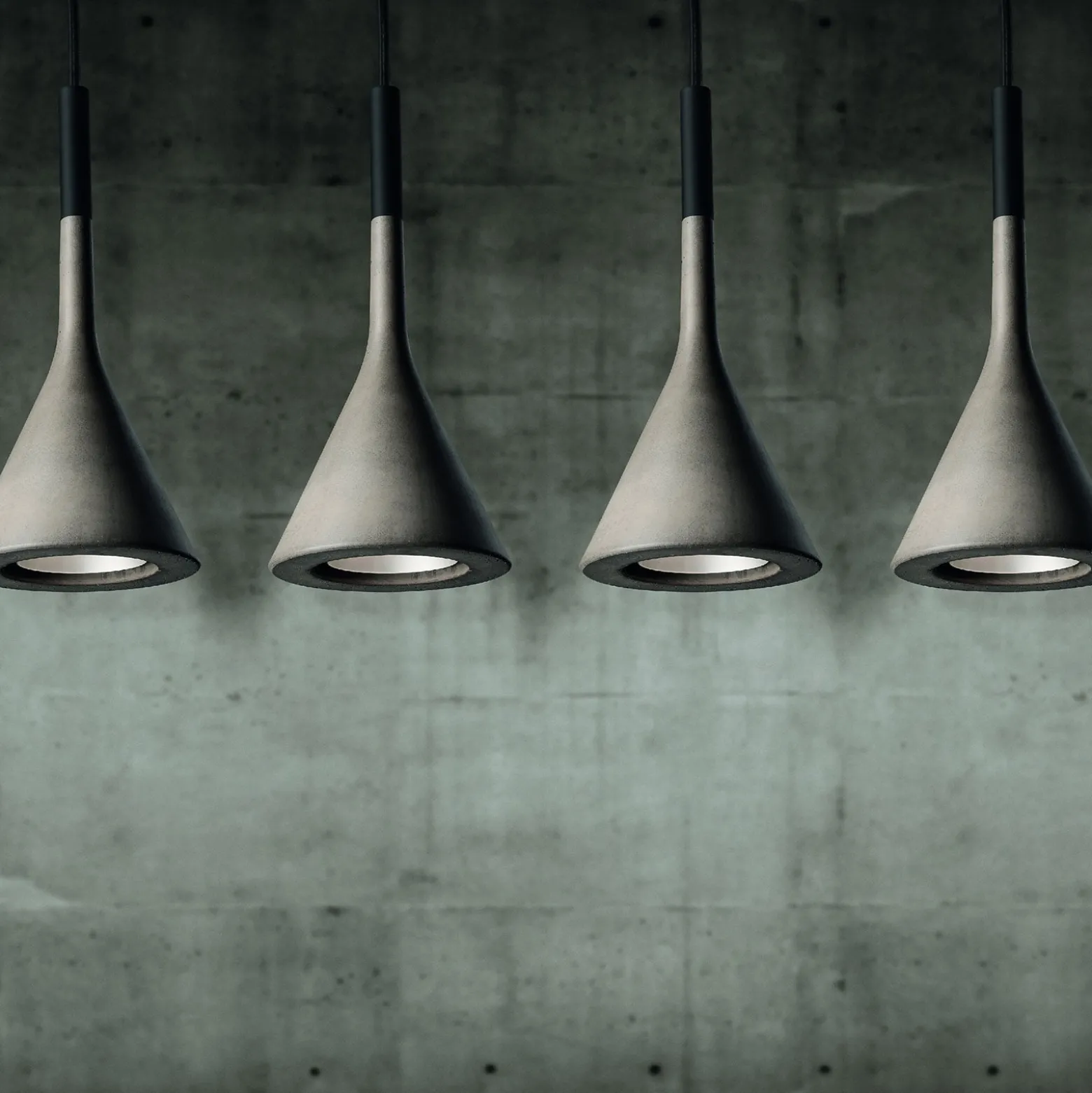 Foscarini Aplomb Mini Hängeleuchte aus Beton, grau