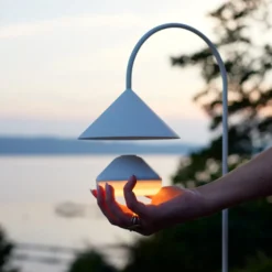 FRANDSEN LED-Akku-Stehlampe Grasp, weiß, Höhe 72 cm, Metall