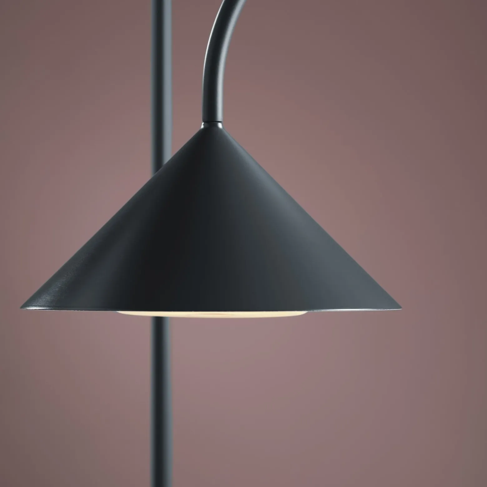 FRANDSEN LED-Akku-Stehlampe Grasp, petrol, 72 cm, Metall