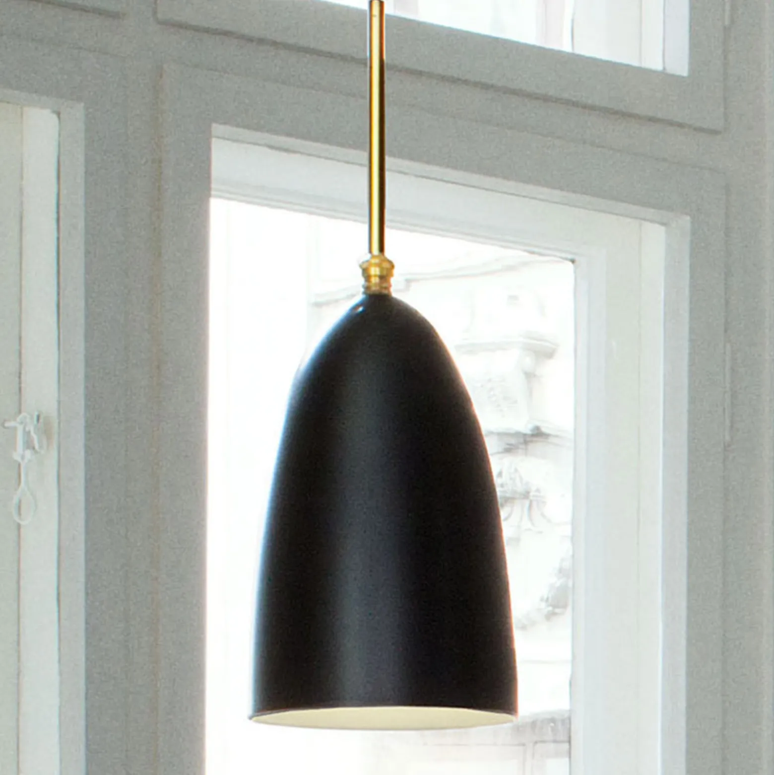 GUBI Gräshoppa Pendelleuchte, schwarz