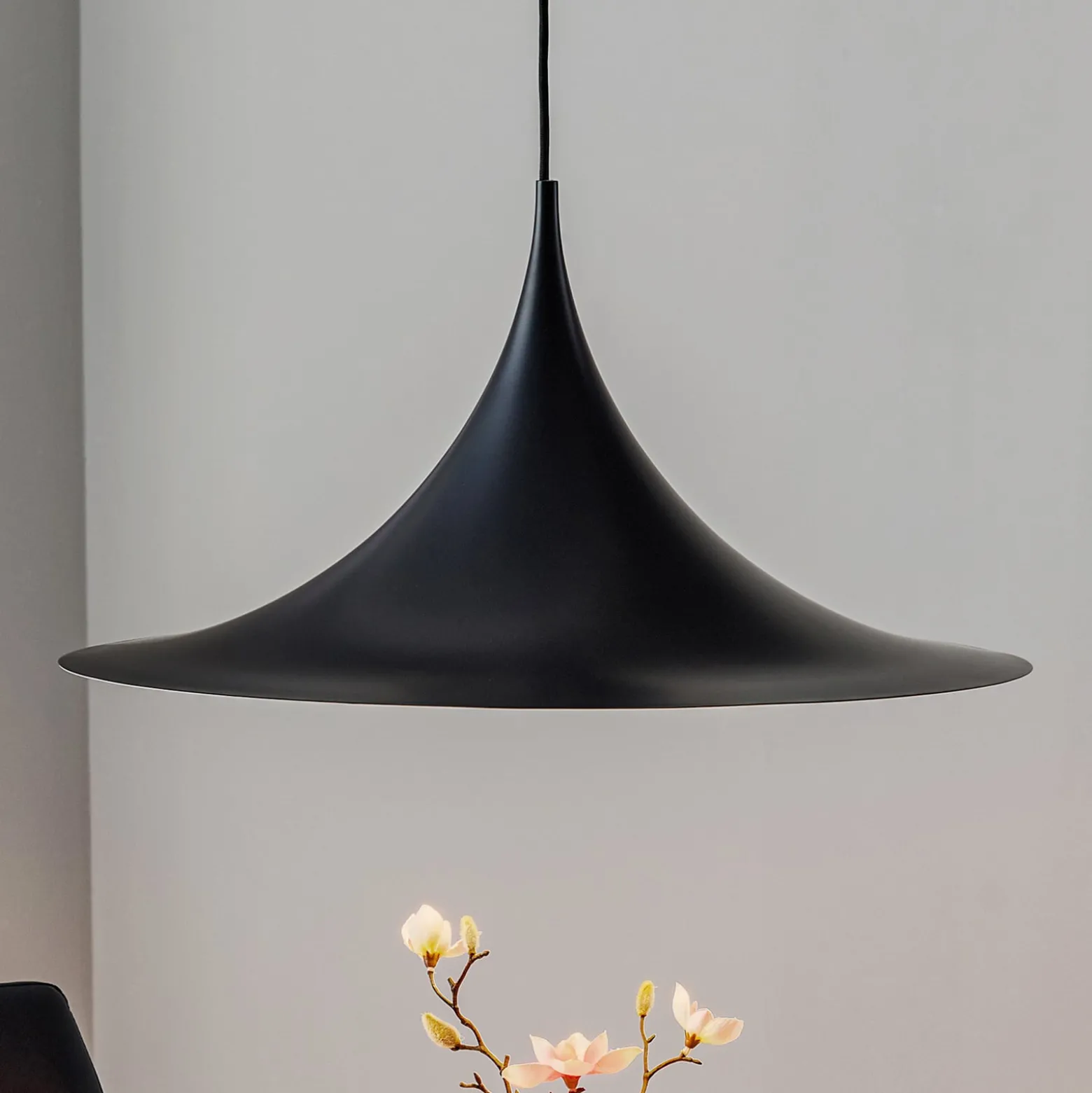 GUBI Hängeleuchte Semi, Ø 60 cm, schwarz