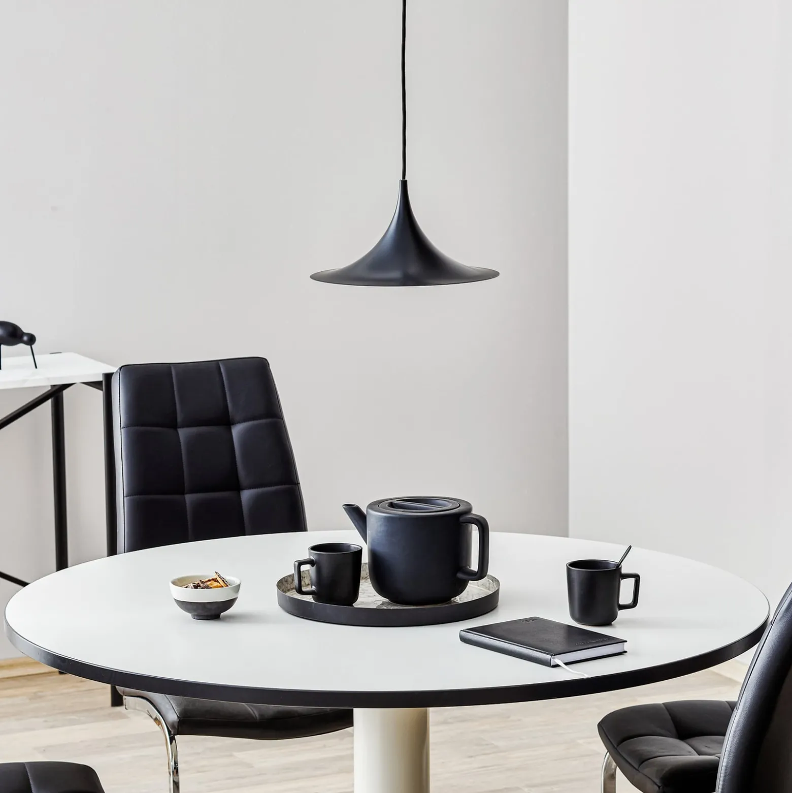 GUBI Hängeleuchte Semi, Ø 30 cm, schwarz
