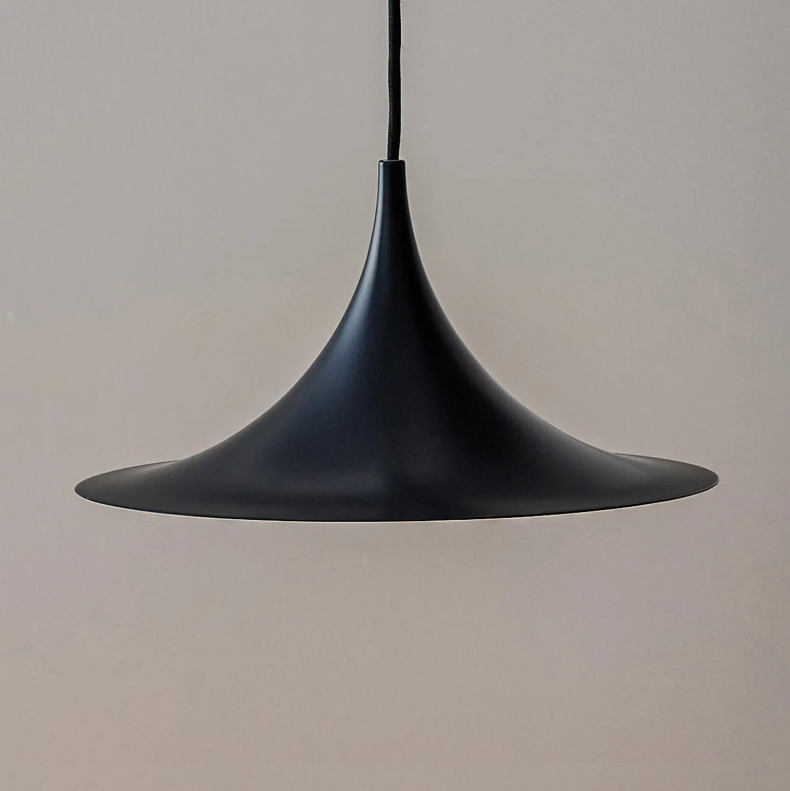GUBI Hängeleuchte Semi, Ø 30 cm, schwarz