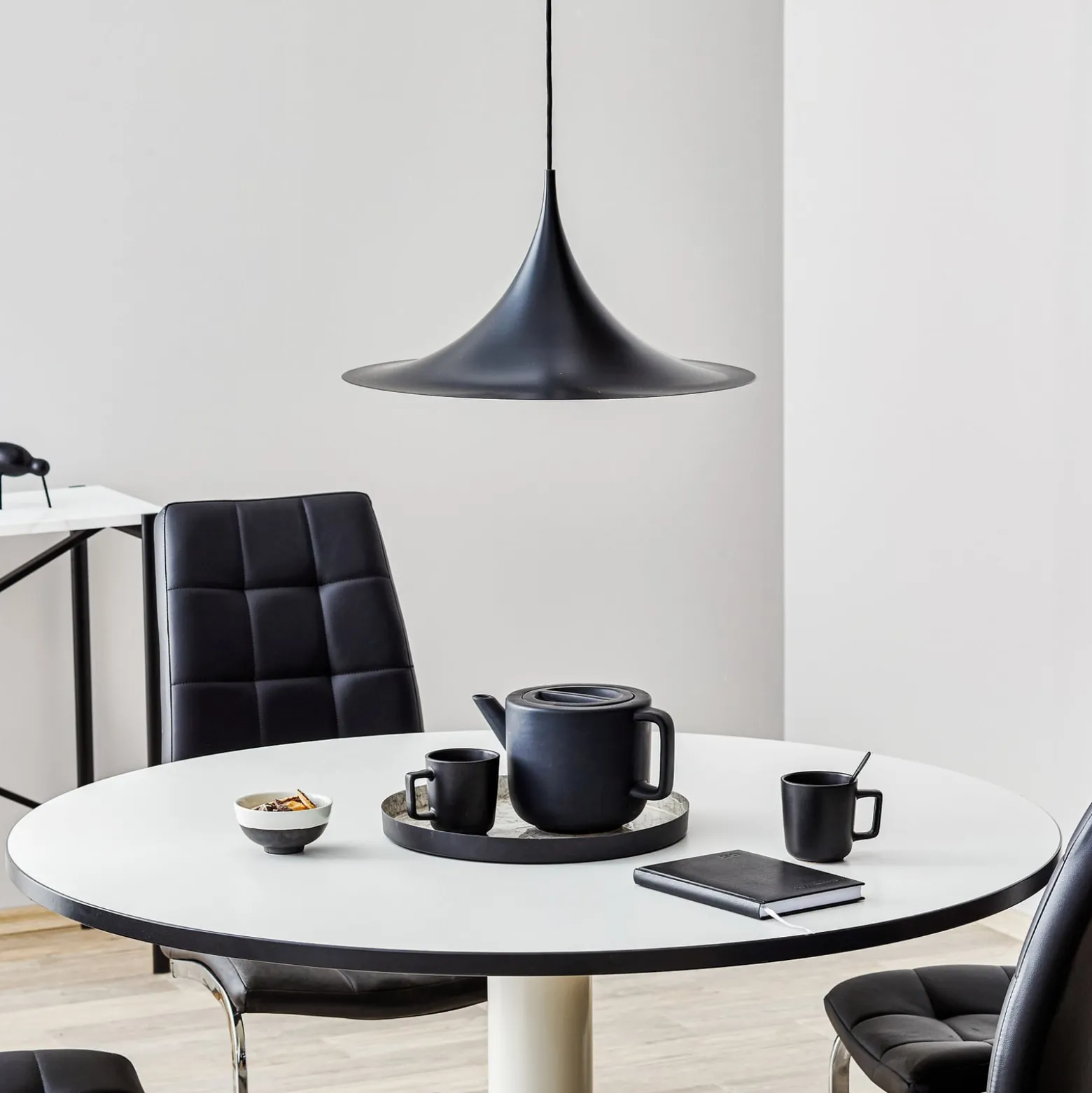GUBI Hängeleuchte Semi, Ø 47 cm, schwarz