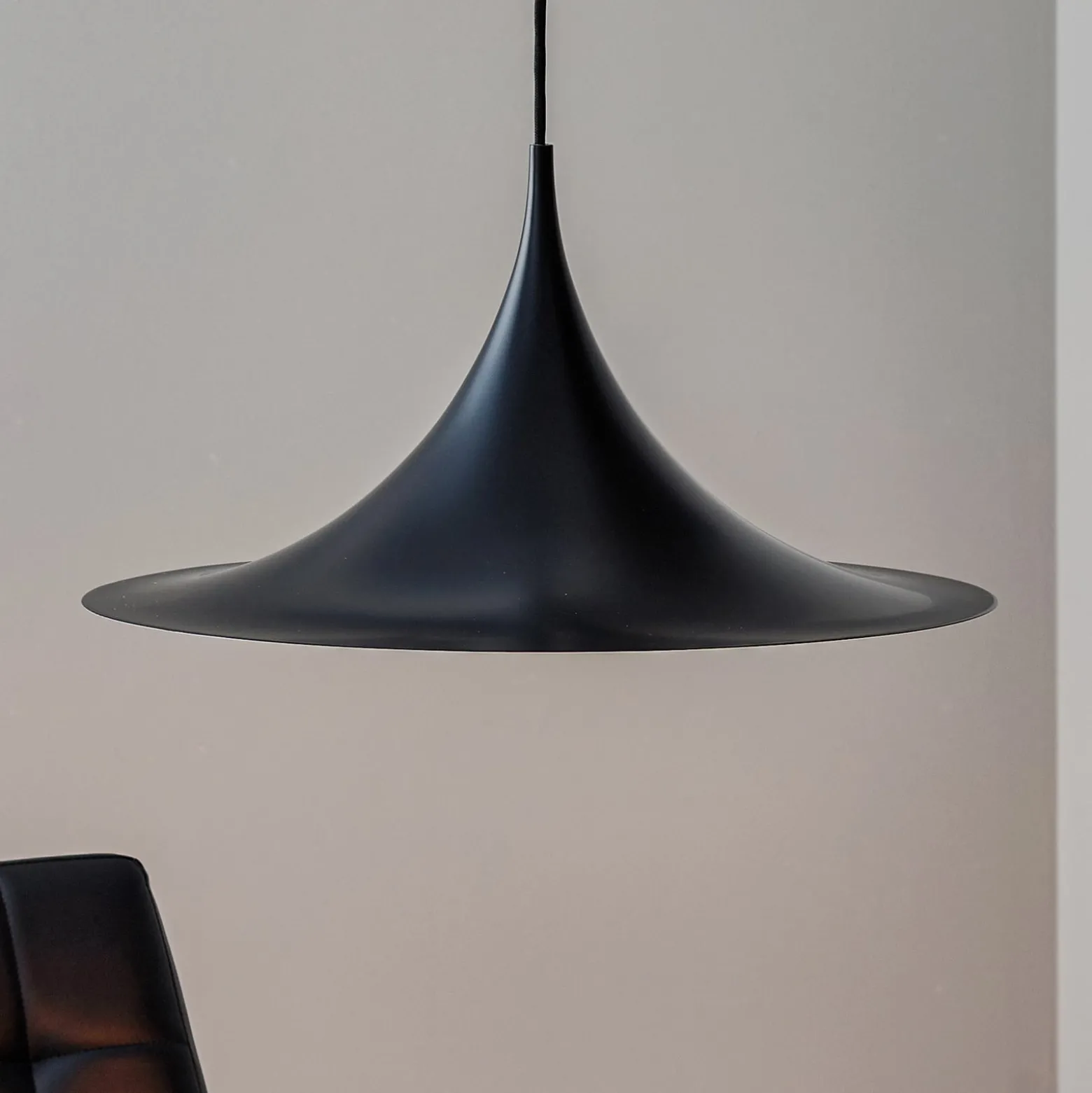 GUBI Hängeleuchte Semi, Ø 47 cm, schwarz