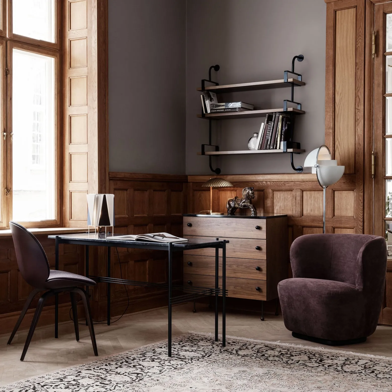 GUBI 5321 Tischleuchte mit Rattan-Stab, messing
