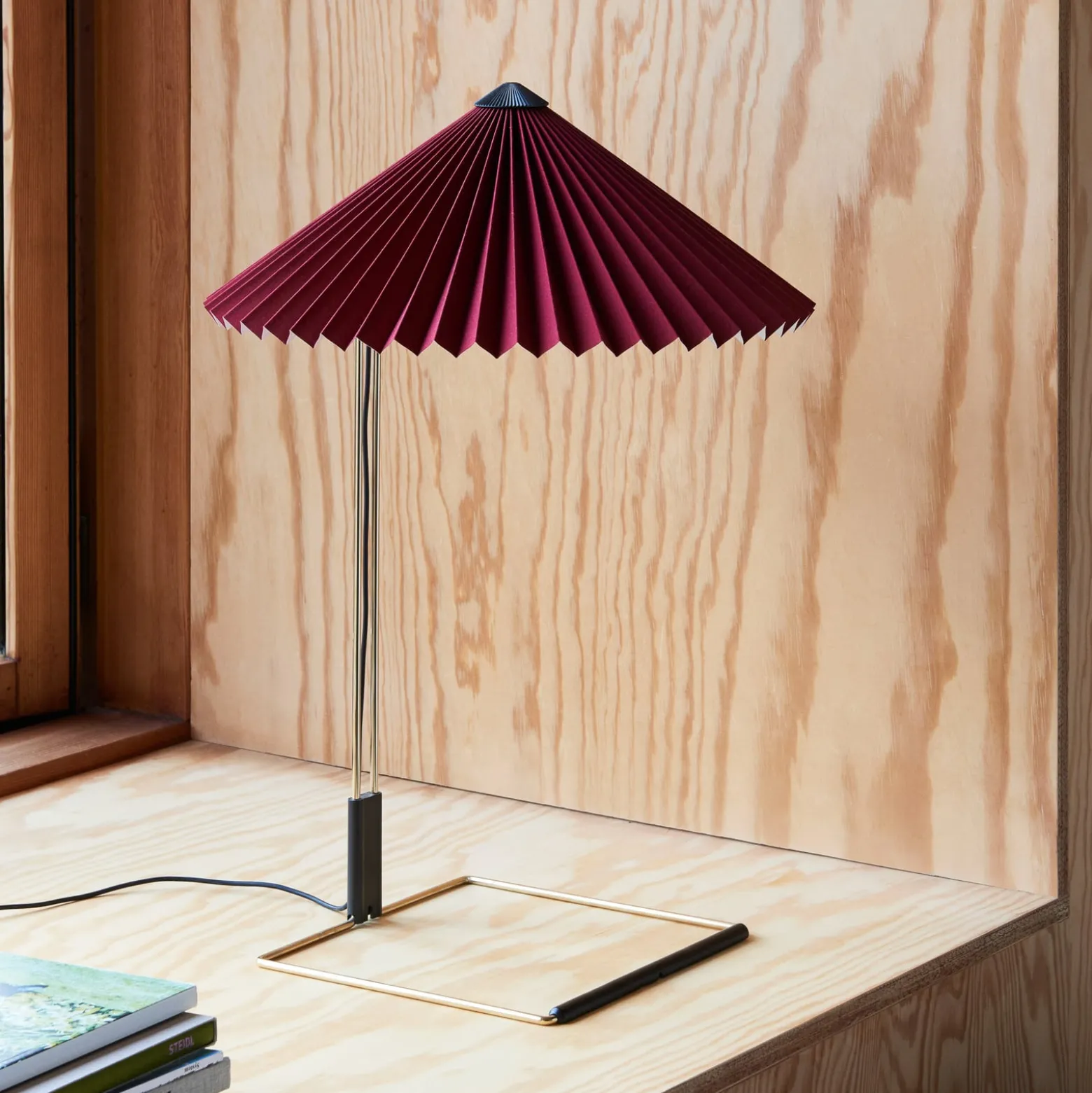 Hay LED-Tischlampe Matin, dunkelrot/messing, Höhe 38 cm