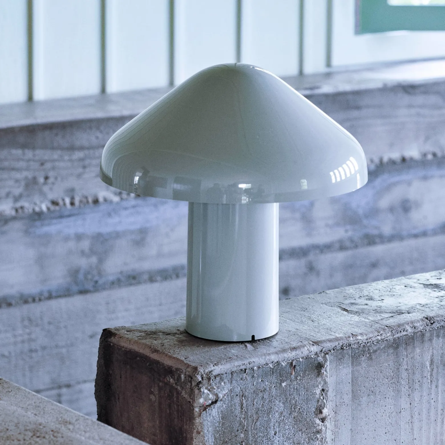 HAY Pao Portable LED-Tischleuchte mit Akku grau