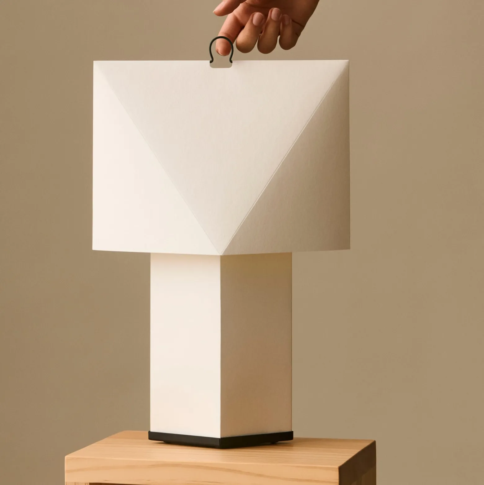 HAY Tischleuchte Aplat, Höhe 66 cm, weiß, Seidenpapier, E27
