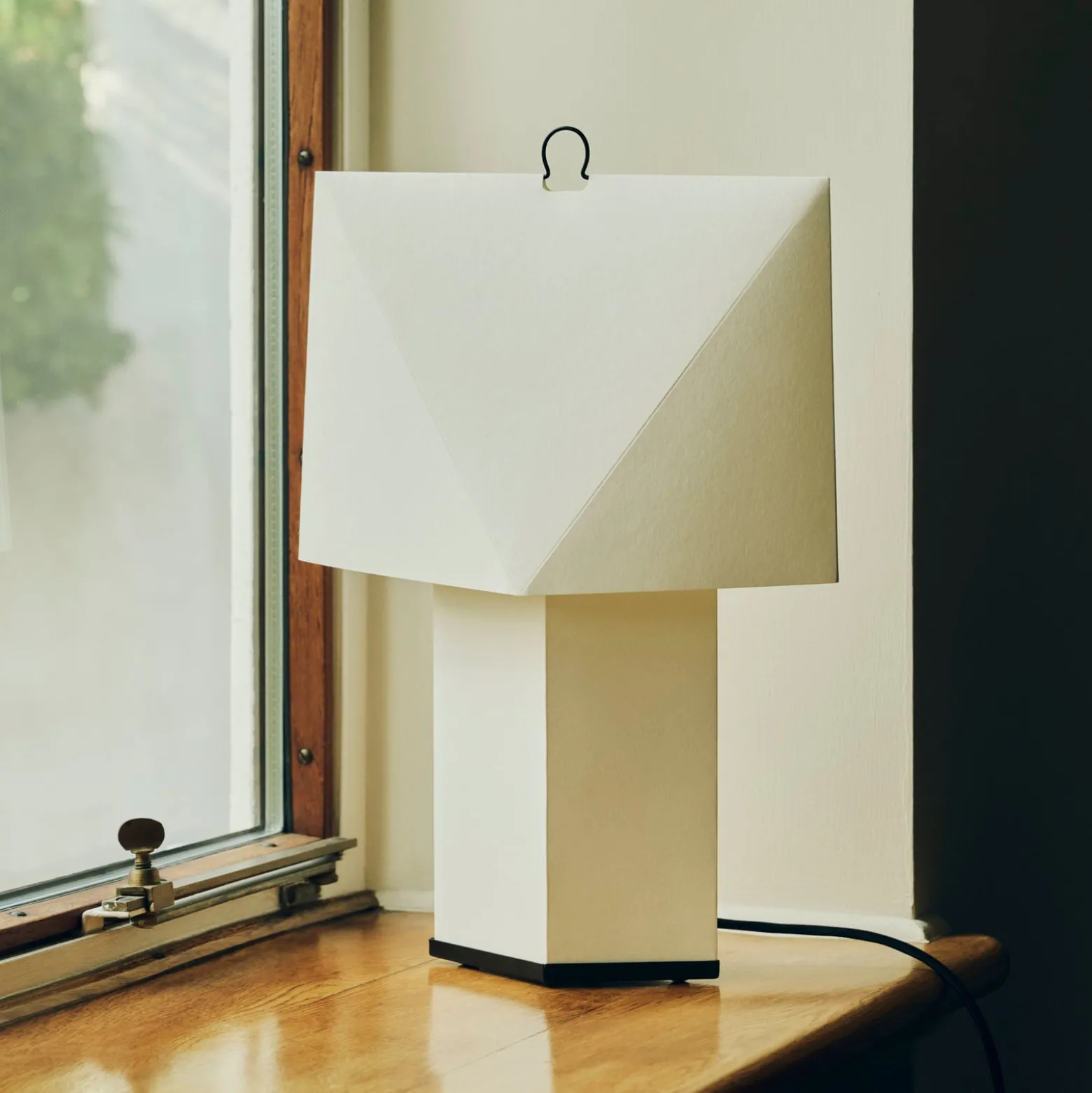 HAY Tischleuchte Aplat, Höhe 66 cm, weiß, Seidenpapier, E27
