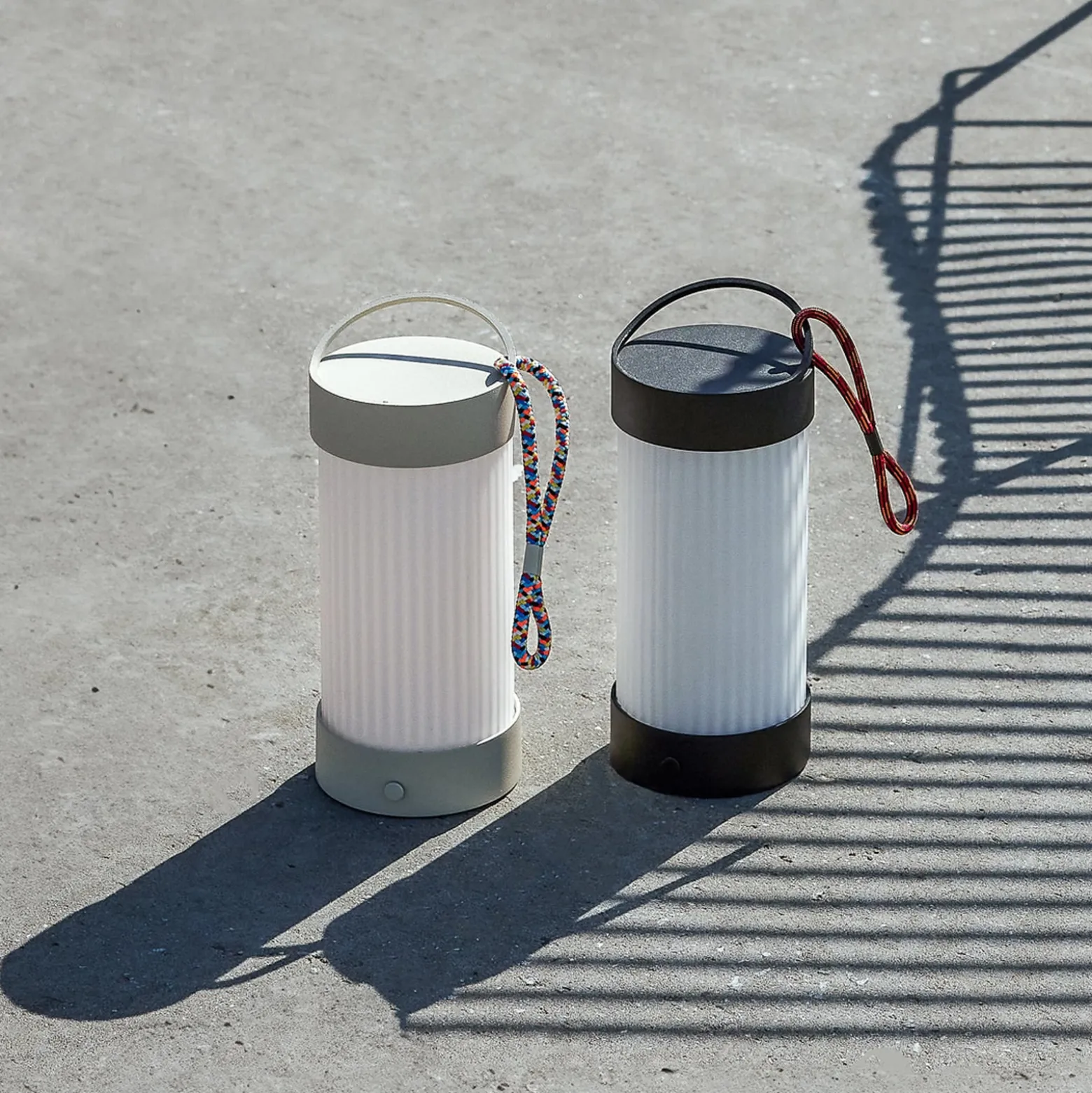 HÜBSCH LED-Akku-Tischleuchte Camp, sand, Glas, Eisen, IP44