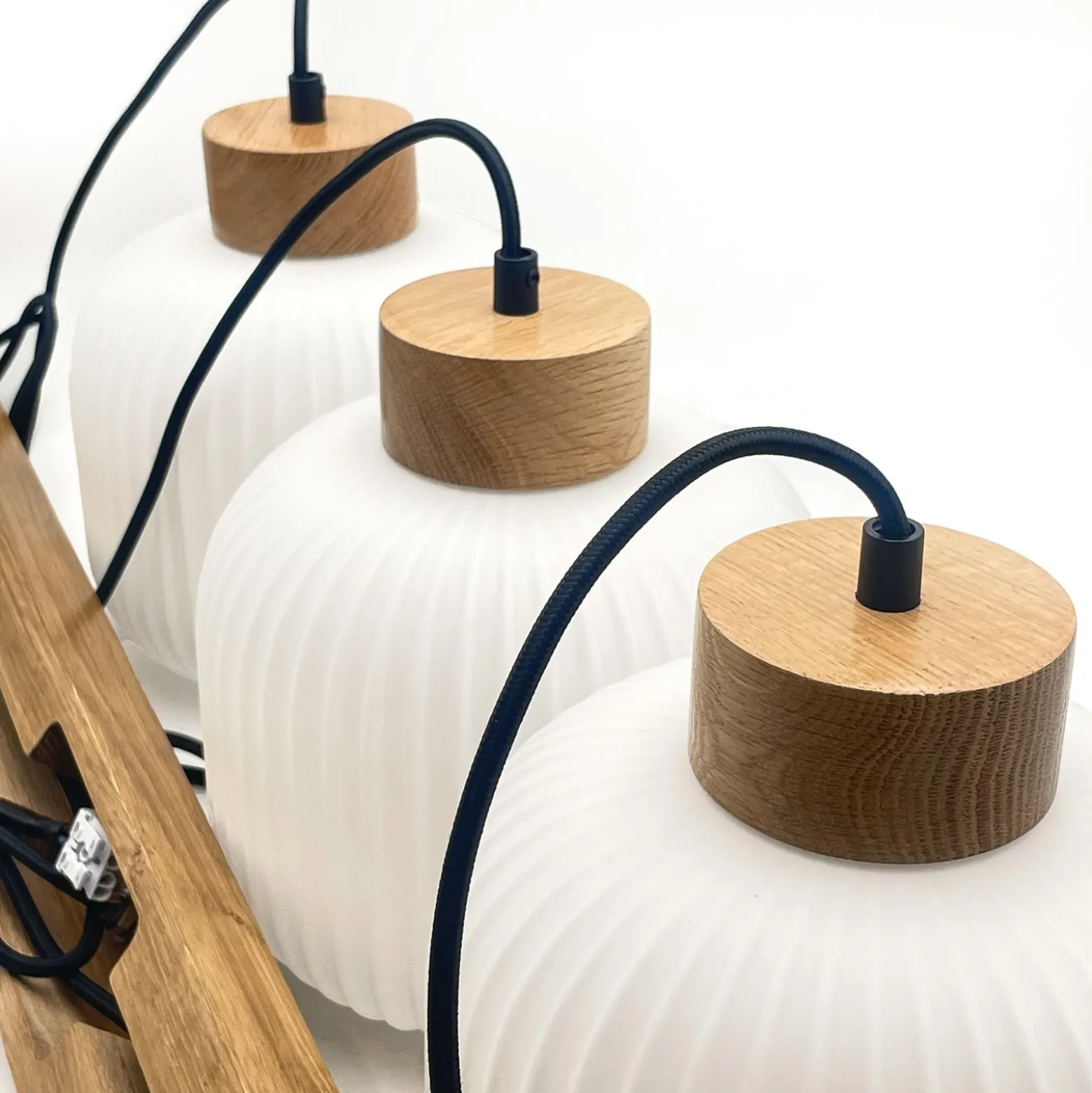 Hängelampe Harmony, Länge 110 cm, Opalglas Eichenholz 3-flg.