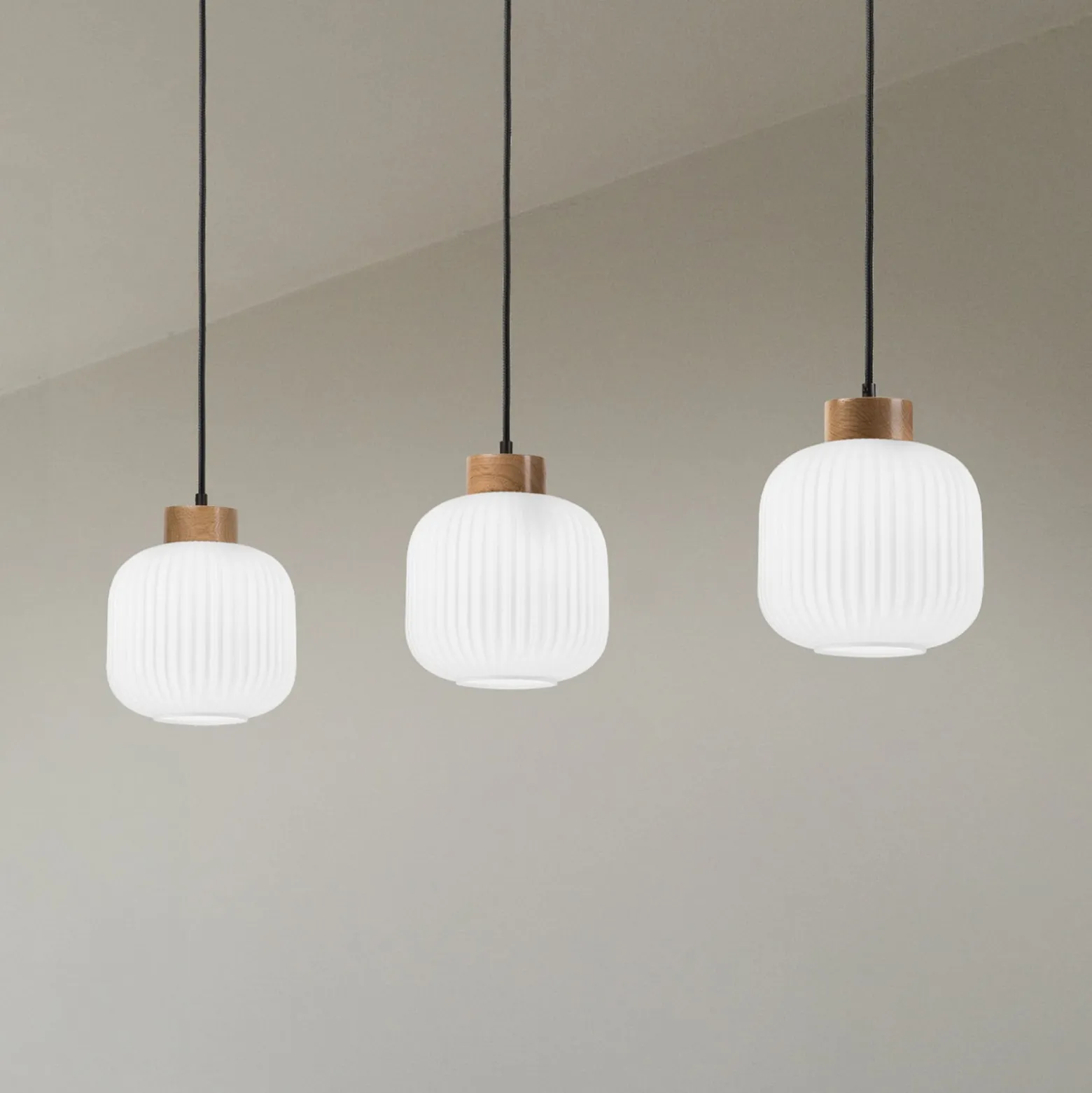 Hängelampe Harmony, Länge 110 cm, Opalglas Eichenholz 3-flg.
