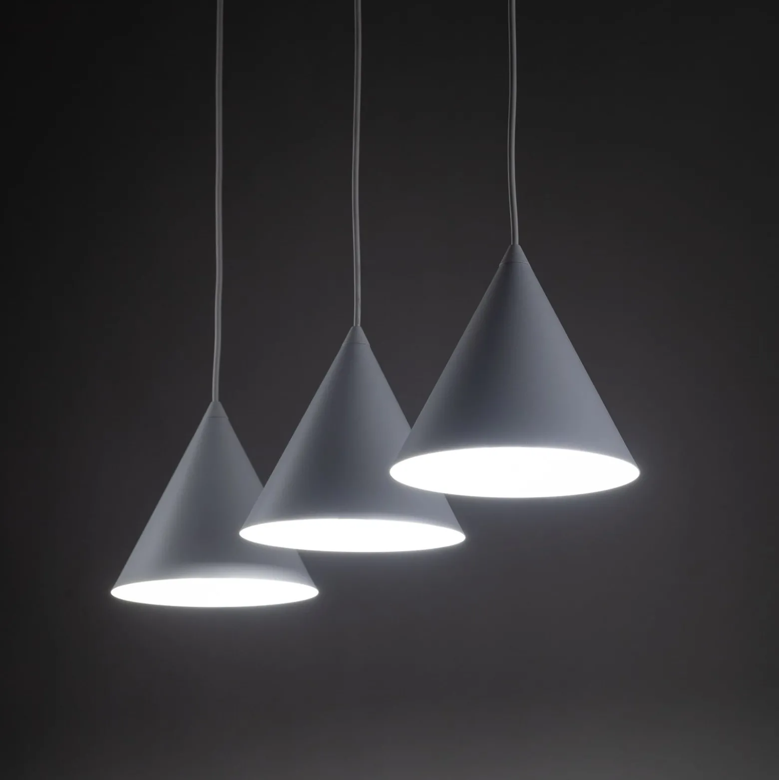 Hängeleuchte Cono, dreiflammig, linear, Länge 75 cm, weiß