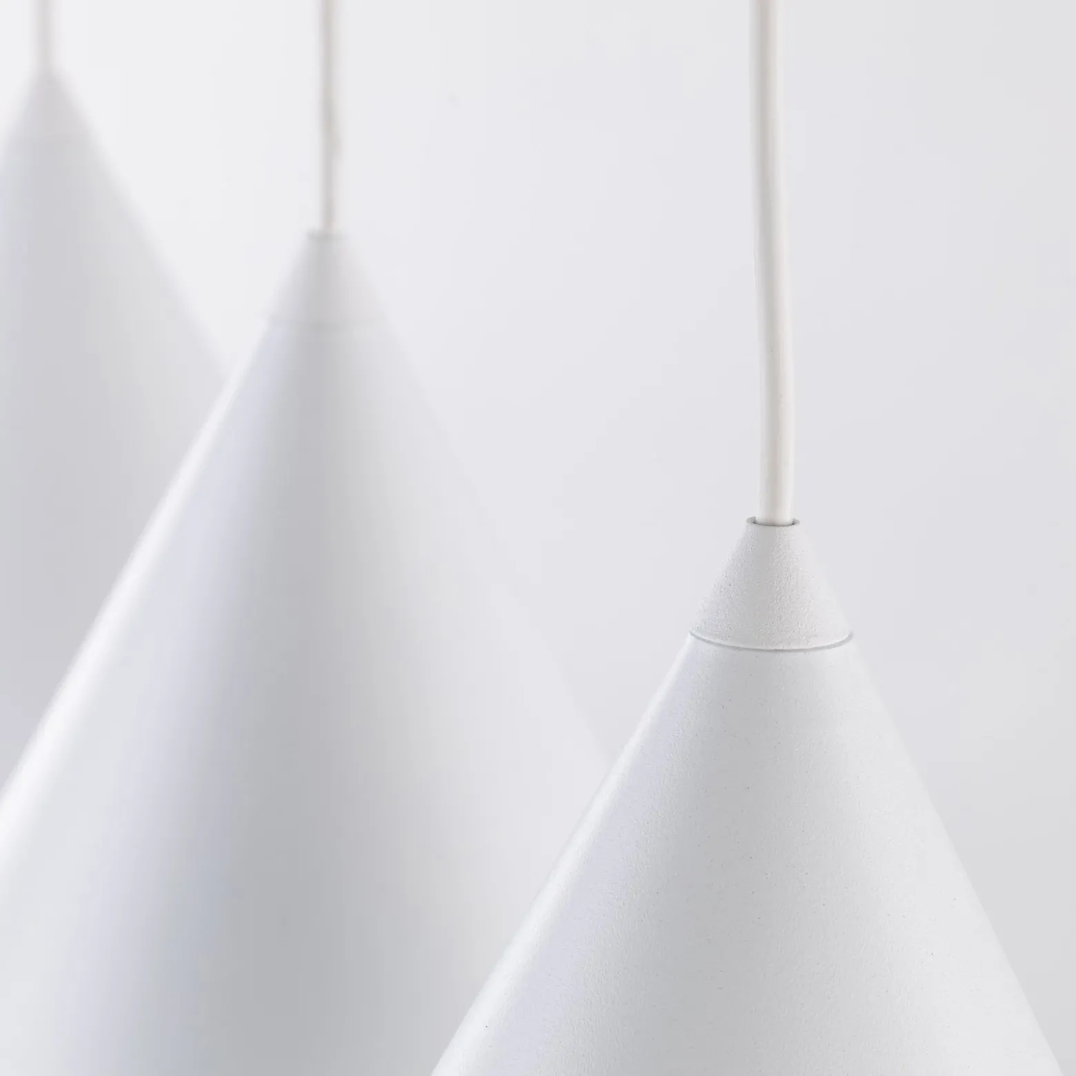 Hängeleuchte Cono, dreiflammig, linear, Länge 75 cm, weiß