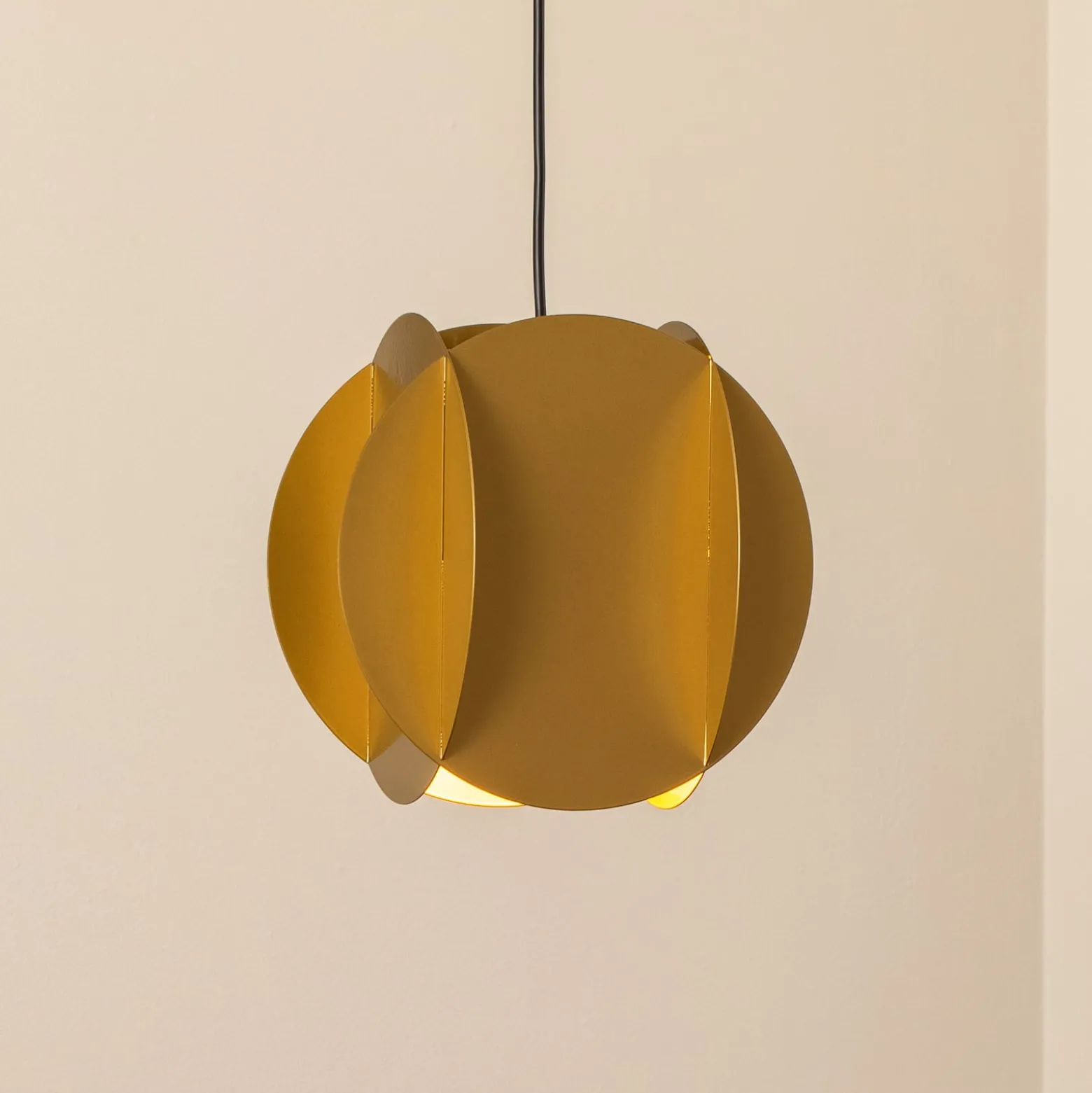 Hängeleuchte Corner, goldfarben, 25 x 25 cm, Metall, E27