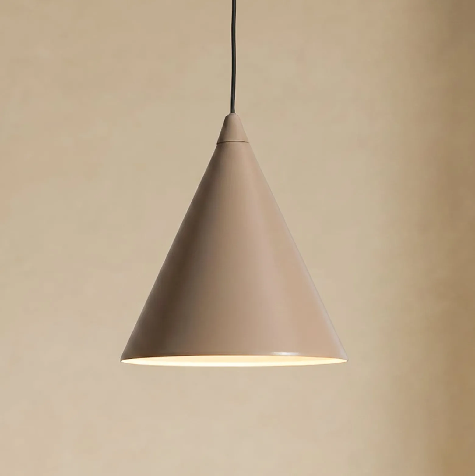 Hängeleuchte Form, beige, Metall, Ø 24 cm, Kegel, E27
