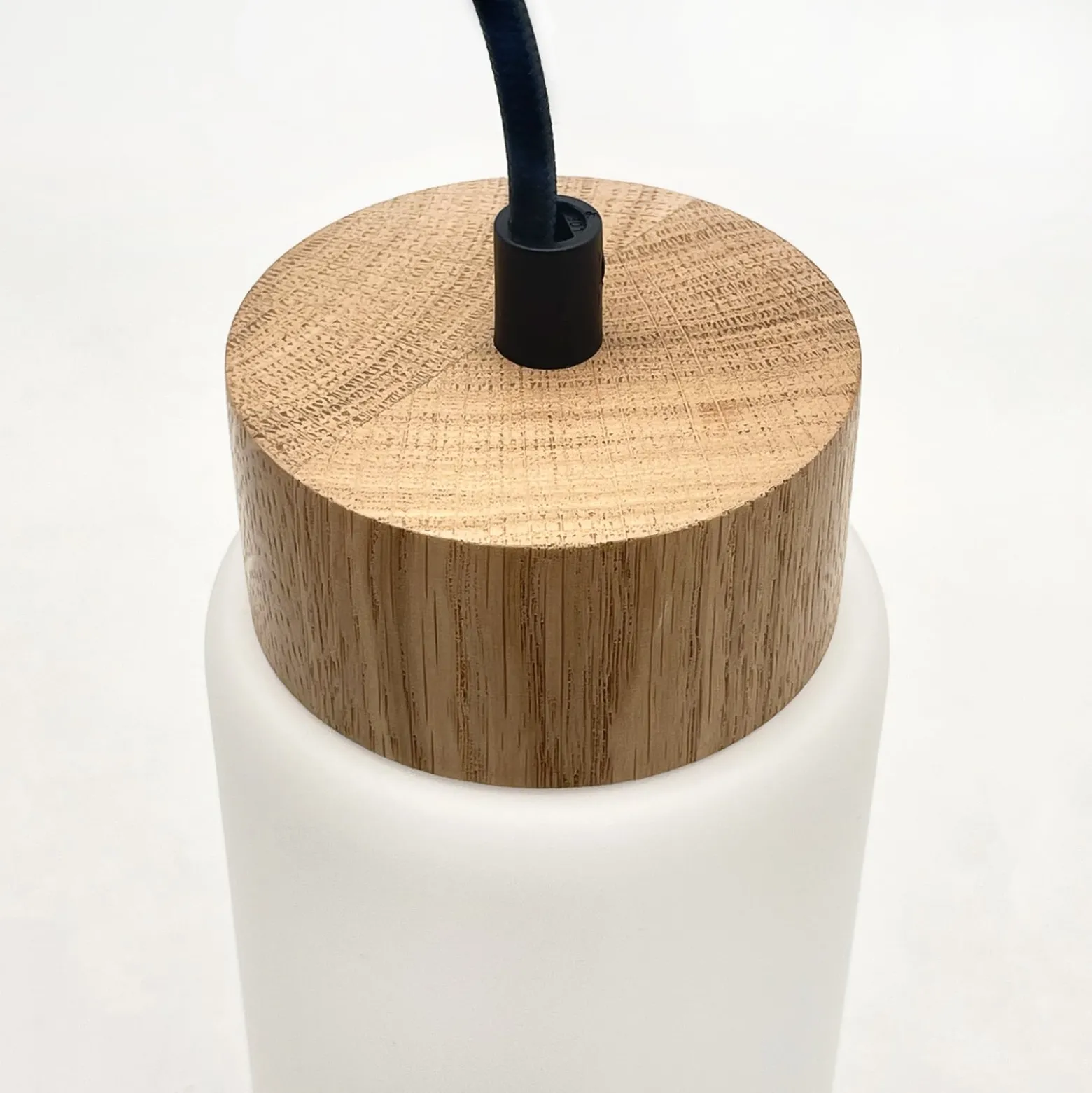 Hängeleuchte Markus, Opalglas/Eichenholz, Länge 60 cm 3-flg.