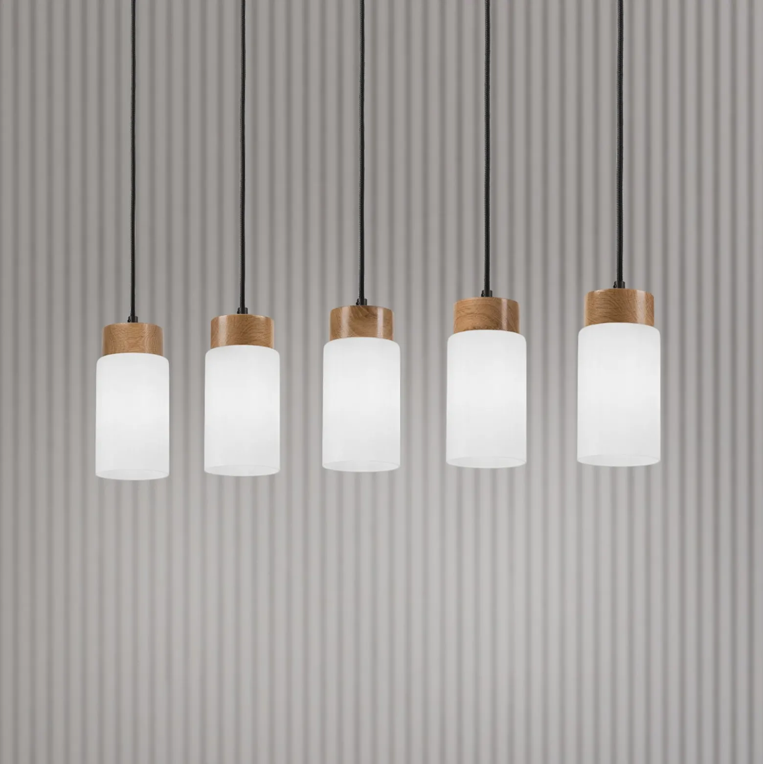 Hängeleuchte Markus, Opalglas/Eichenholz Länge 100 cm 5-flg.