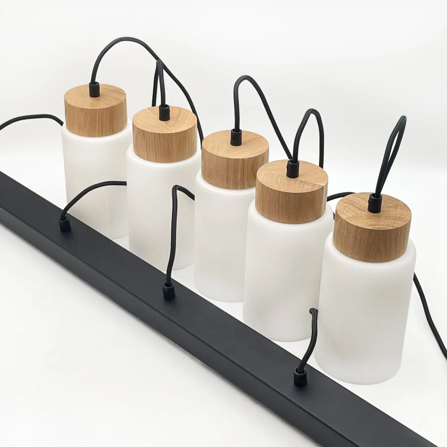 Hängeleuchte Markus, Opalglas/Eichenholz Länge 100 cm 5-flg.