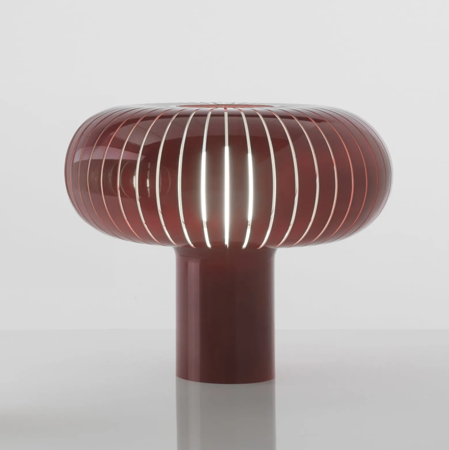 Kartell Tischleuchte Teresa, burgunderrot, Ø 50 cm, PMMA