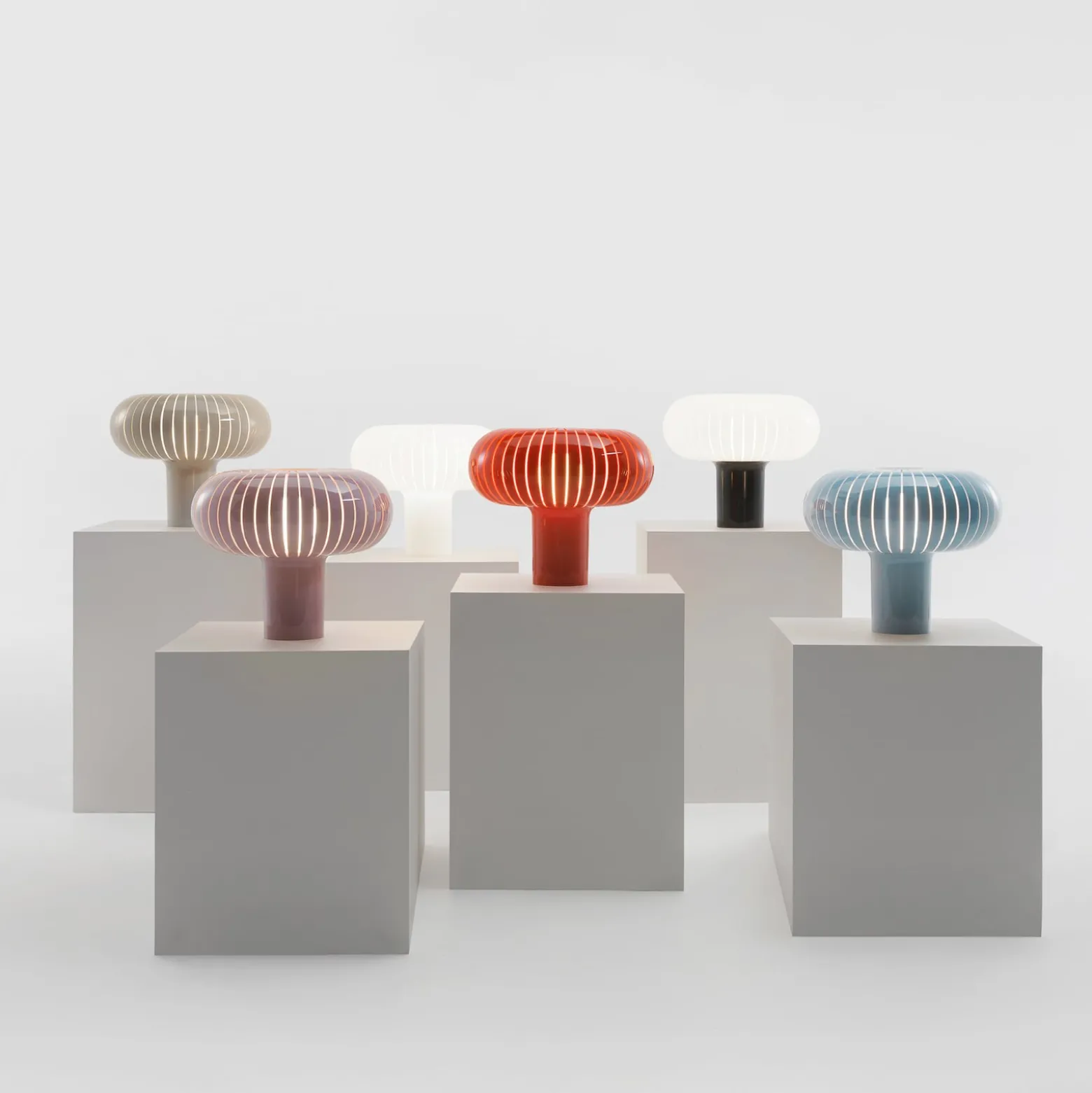 Kartell Tischleuchte Teresa, taubengrau, Ø 50 cm, PMMA