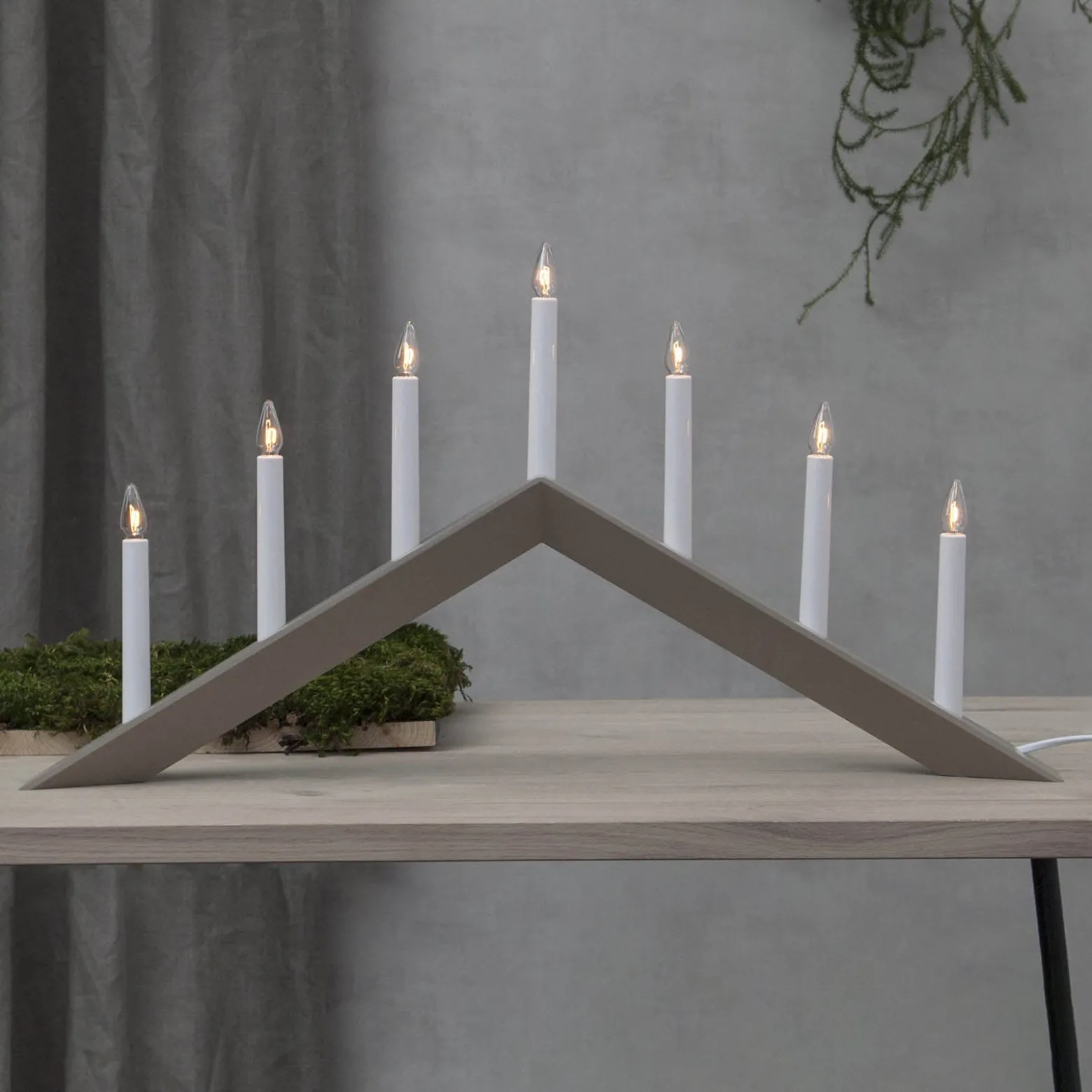 Kerzenleuchter Arrow, flach, 7flammig, grau