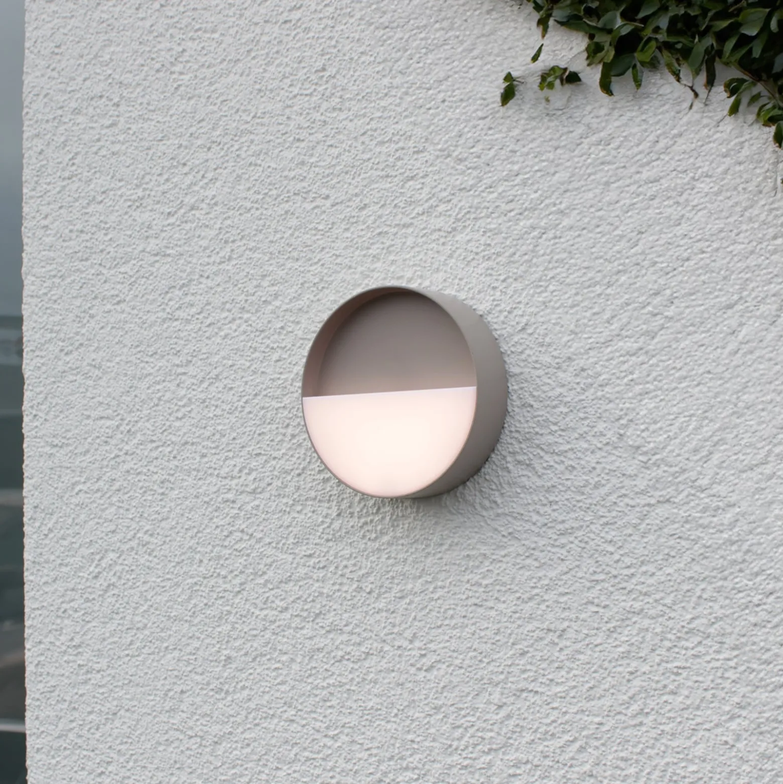 LED-Akku-Außenwandleuchte Meg, sandfarben, Ø 15 cm