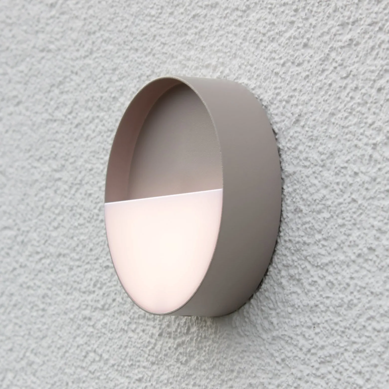 LED-Akku-Außenwandleuchte Meg, sandfarben, Ø 15 cm