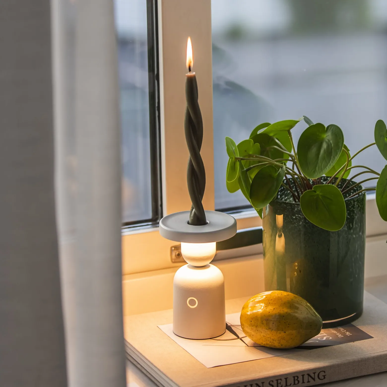LED-Akku-Tischlampe Nantes, weiß, Alu, IP54, Dimmer, CCT