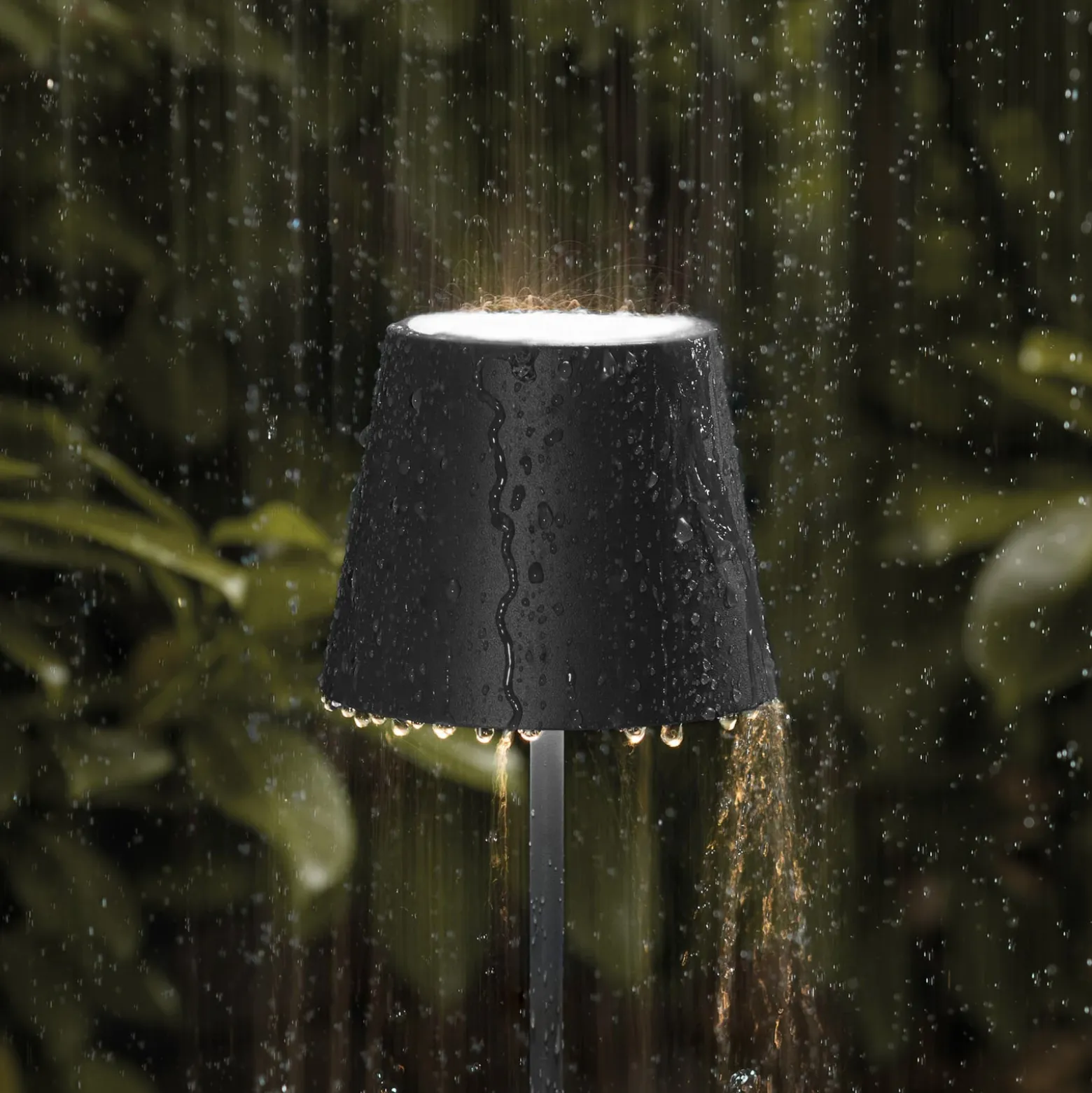 LED-Akkutischlampe Nuindie mini, USB-C, schwarz, IP54, dimm.