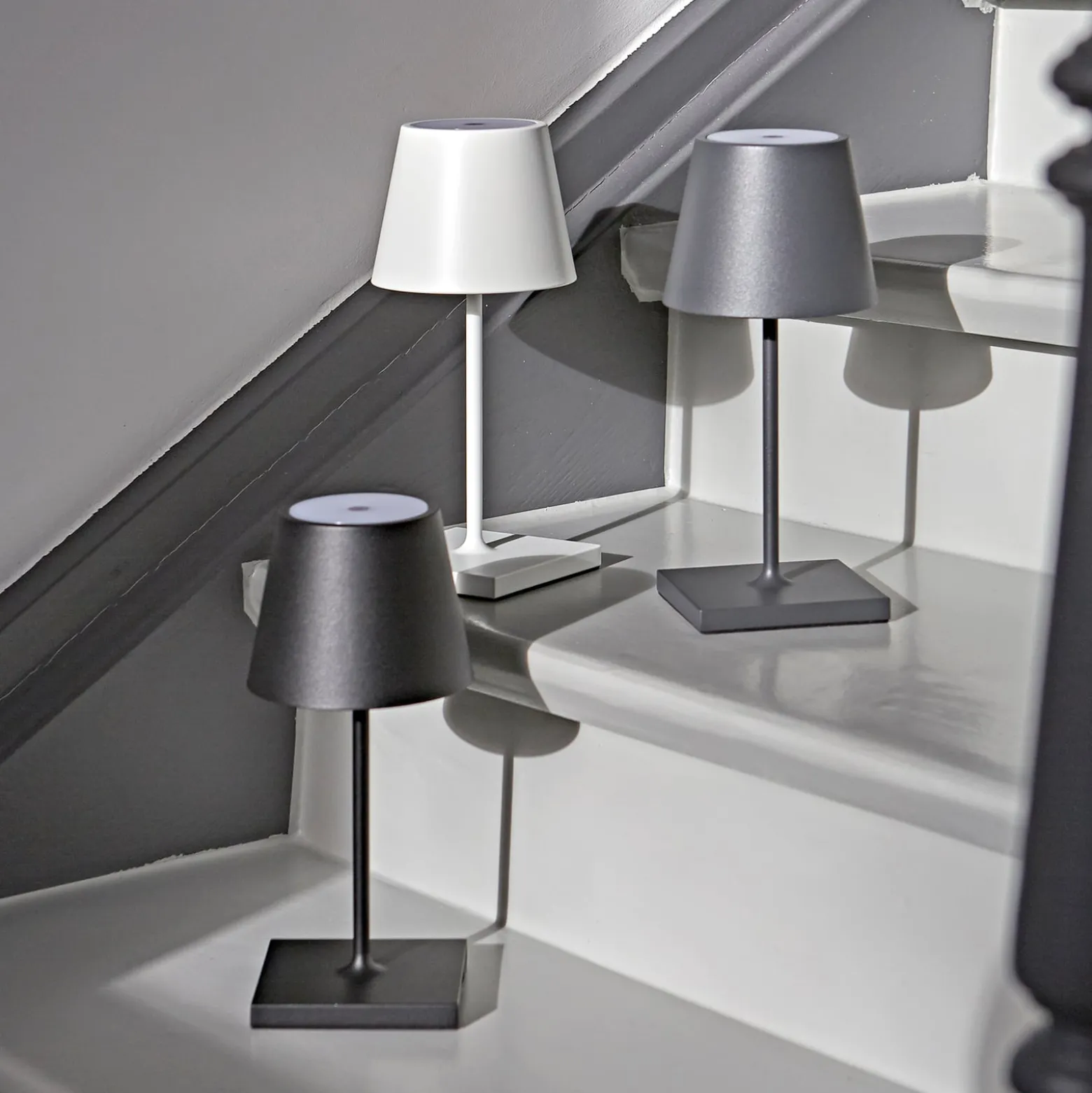 LED-Akkutischlampe Nuindie mini, USB-C, schwarz, IP54, dimm.