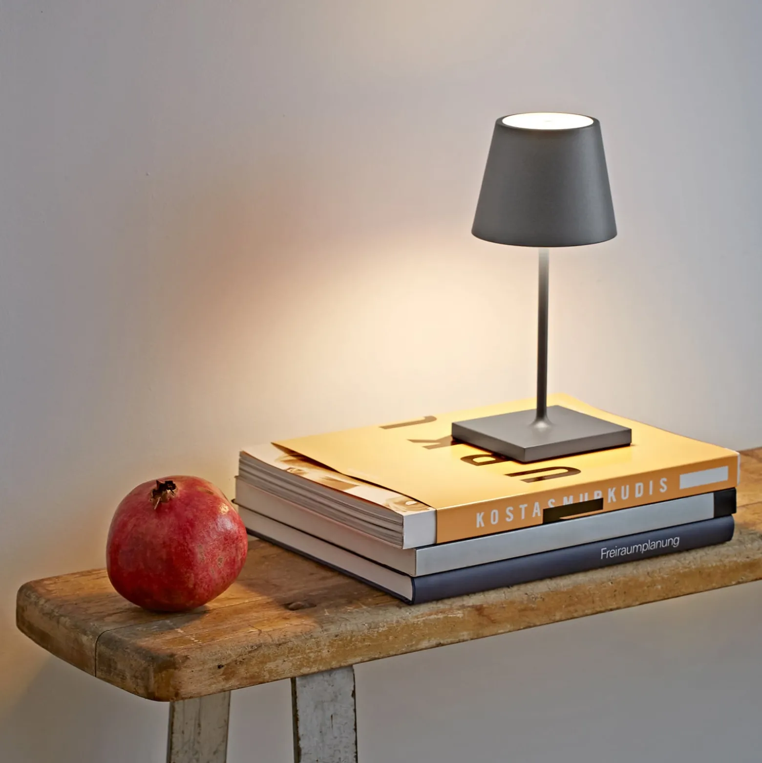 LED-Akkutischlampe Nuindie mini, USB, grafit, IP54, dimmbar