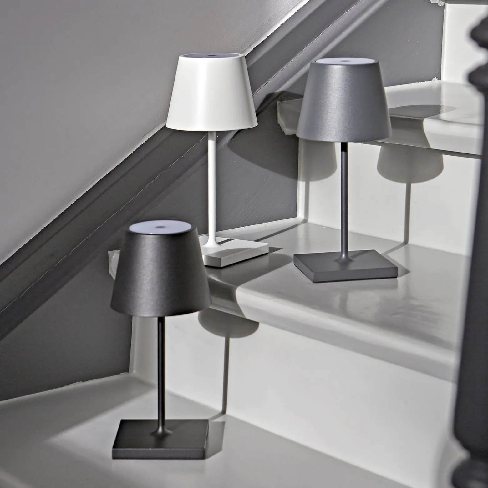LED-Akkutischlampe Nuindie mini, USB, grafit, IP54, dimmbar