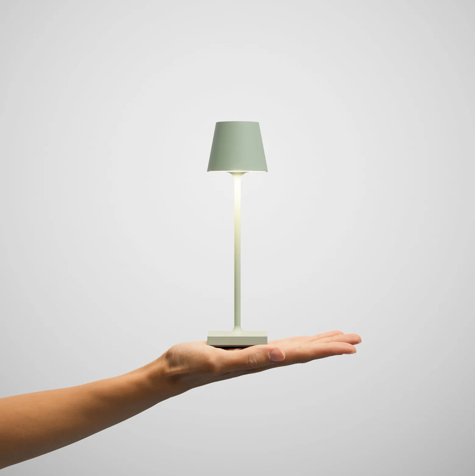 LED-Akkutischlampe Nuindie pocket, salbeigrün, IP54, dimmbar
