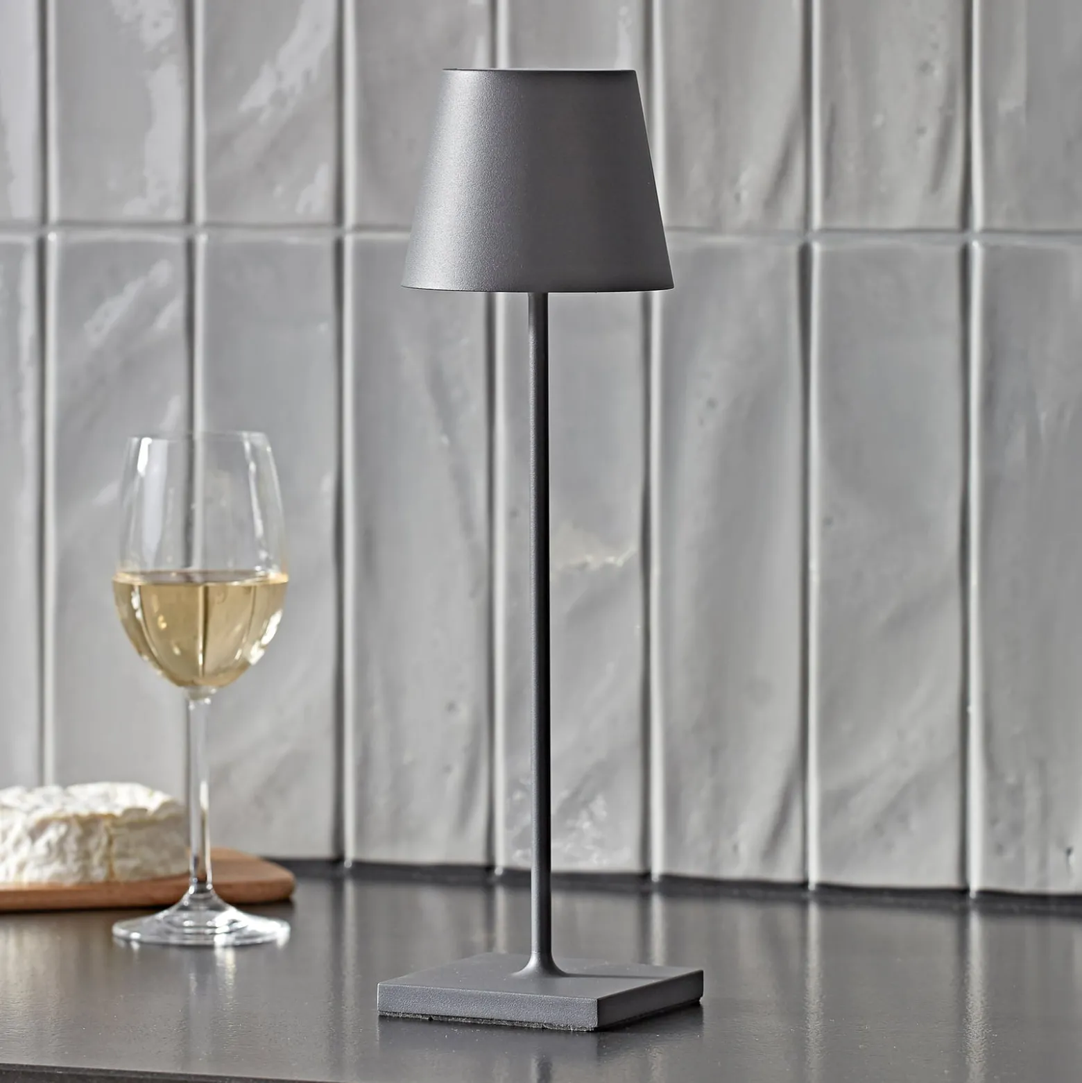 LED-Akkutischlampe Nuindie, USB-C, graphit, IP54, dimmbar