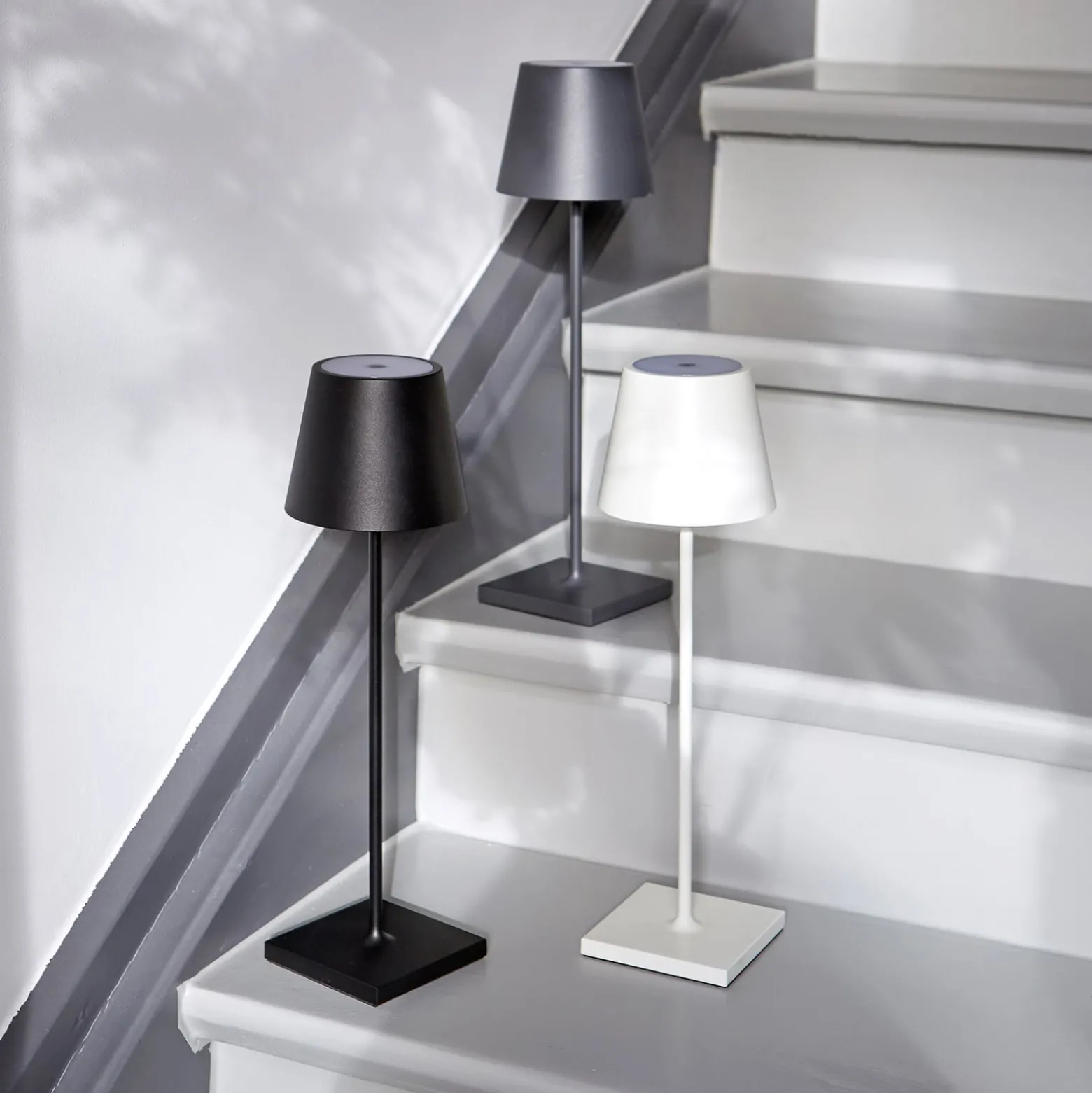LED-Akkutischlampe Nuindie, USB-C, graphit, IP54, dimmbar