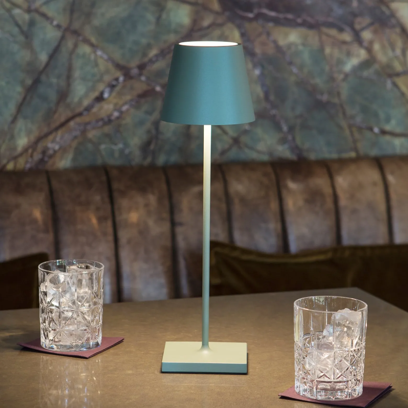 LED-Akkutischlampe Nuindie, USB-C, salbeigrün, IP54, dimmbar