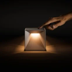 LED-Akku-Tischleuchte Nutalis, nachtschwarz, IP54, dimmbar