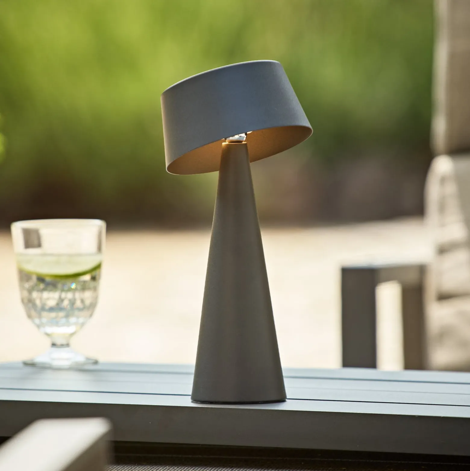 LED-Akku-Tischleuchte Solino, graphit, Solar/USB, 26 cm IP44