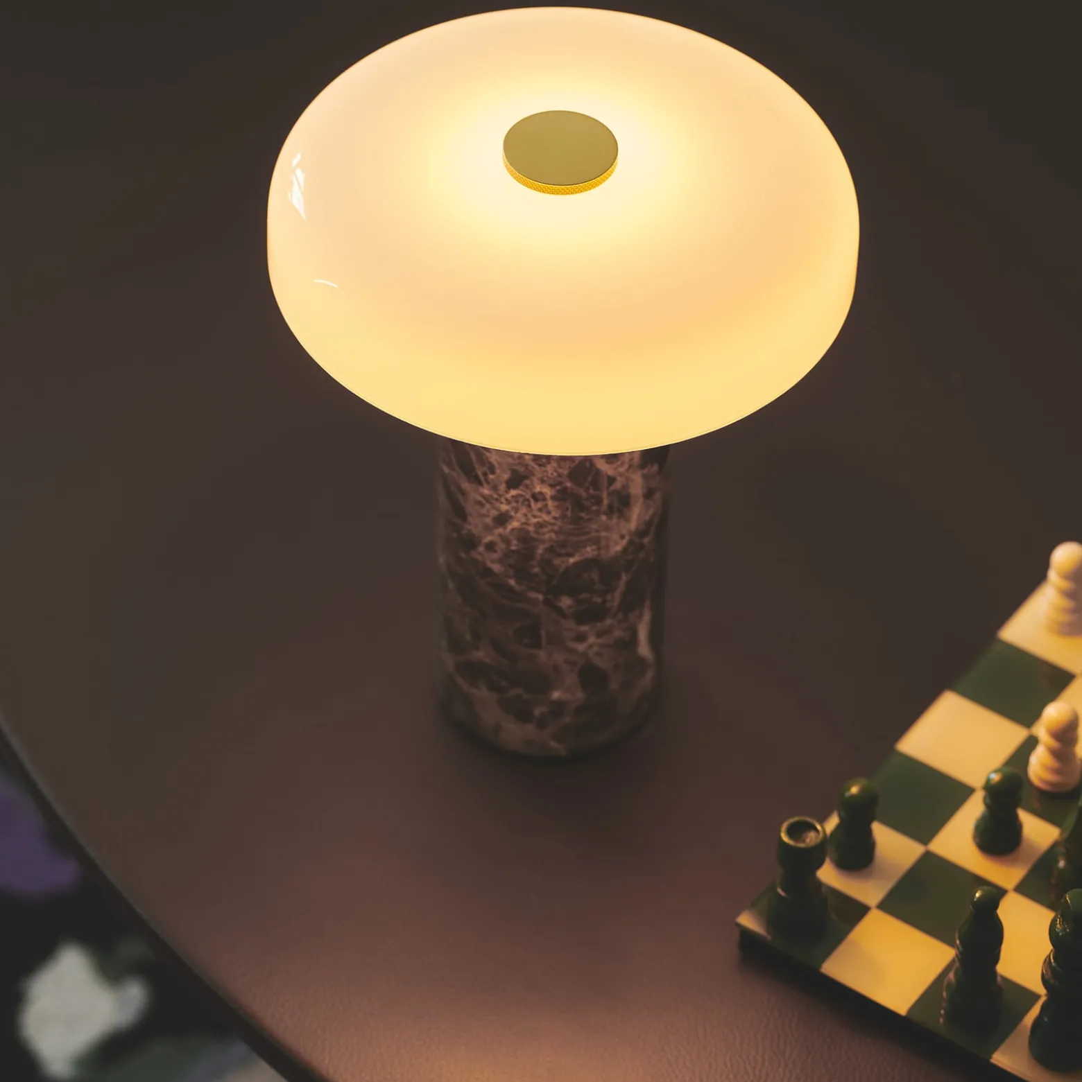 LED-Akkutischleuchte Trip, braun / weiß, Marmor, Glas, IP44