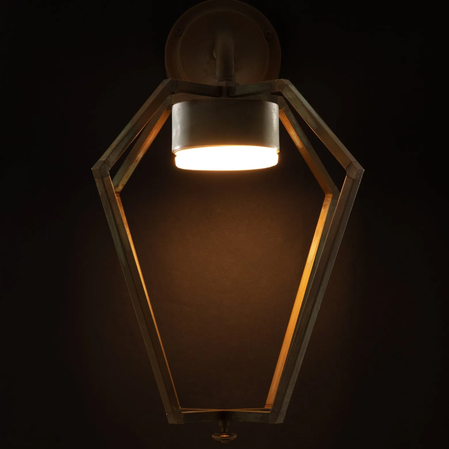 LED-Außenwandleuchte Gemstone, messing antik/opal