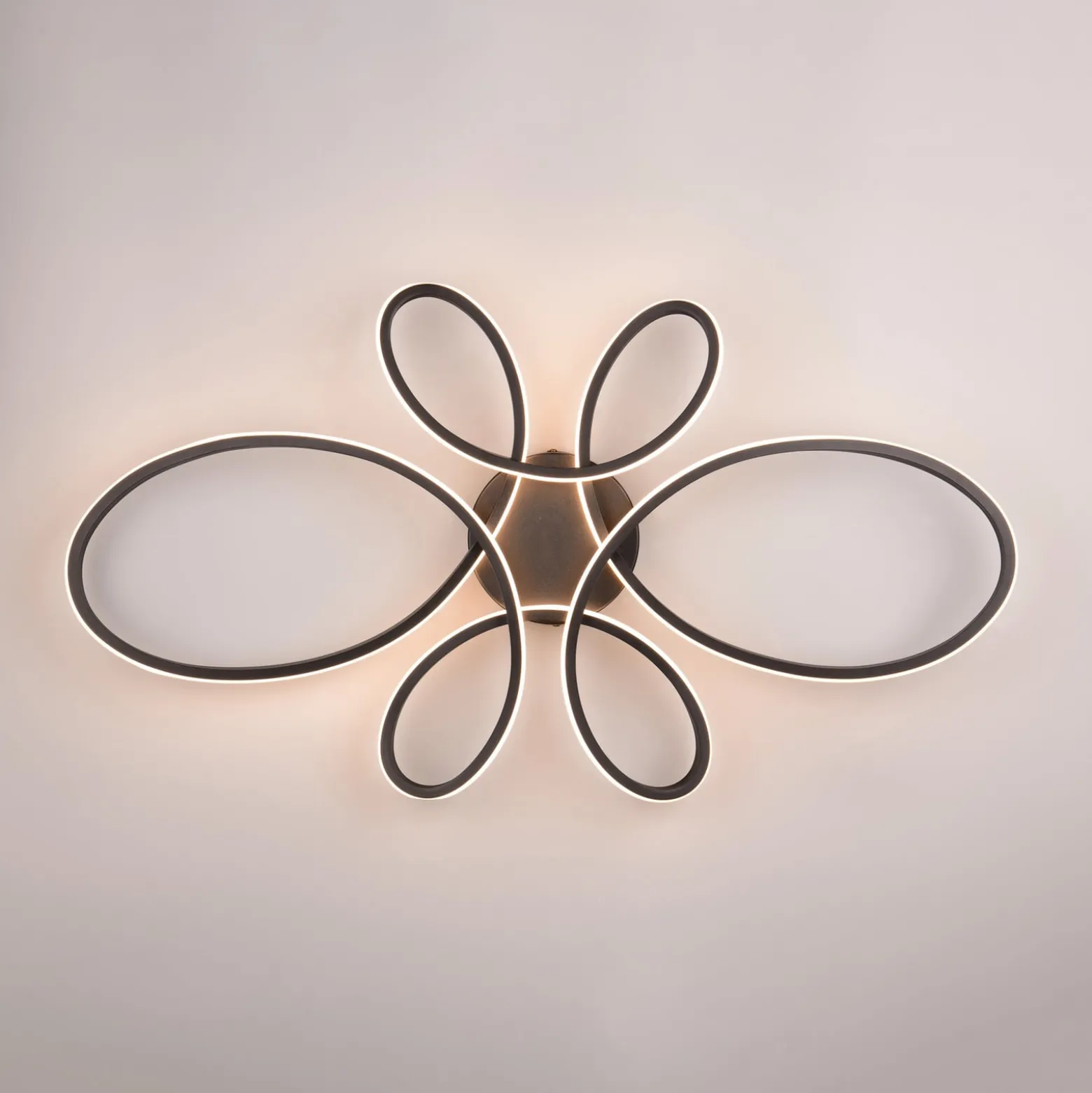 LED-Deckenleuchte Fly, schwarz matt, 3.000 K, 83 cm x 45 cm